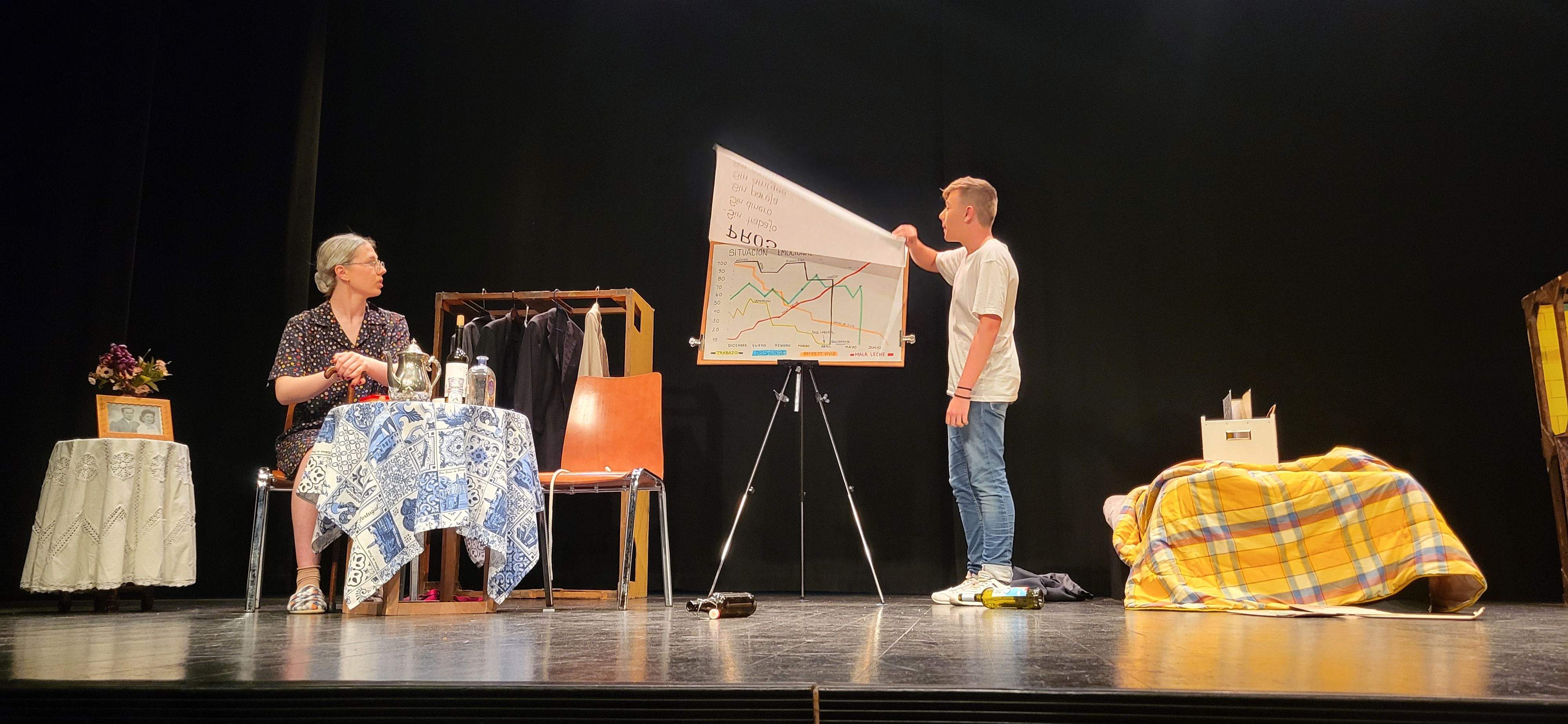 "Los locos susurran alto" con la obra "Pros y contras". Foto Myriam Martínez