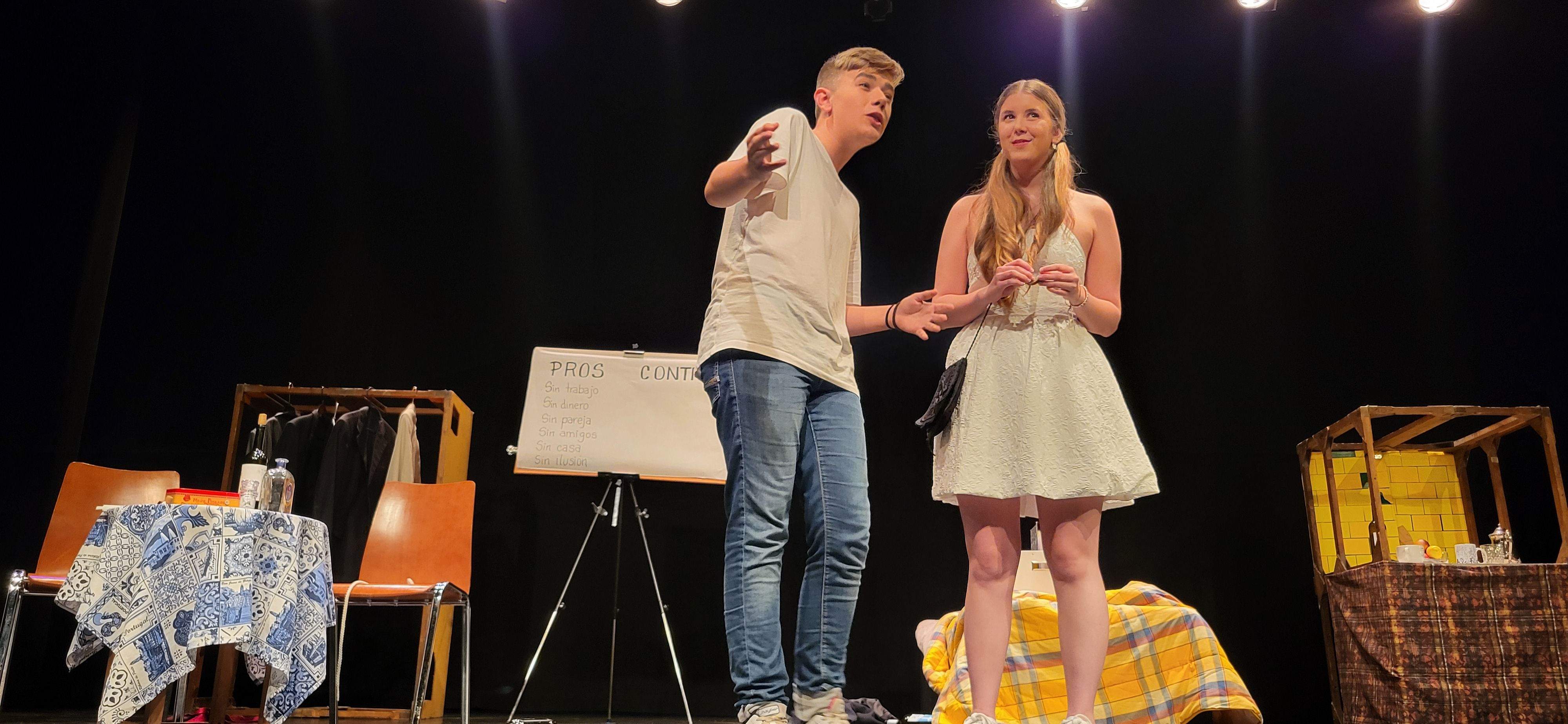"Los locos susurran alto" con la obra "Pros y contras". Foto Myriam Martínez