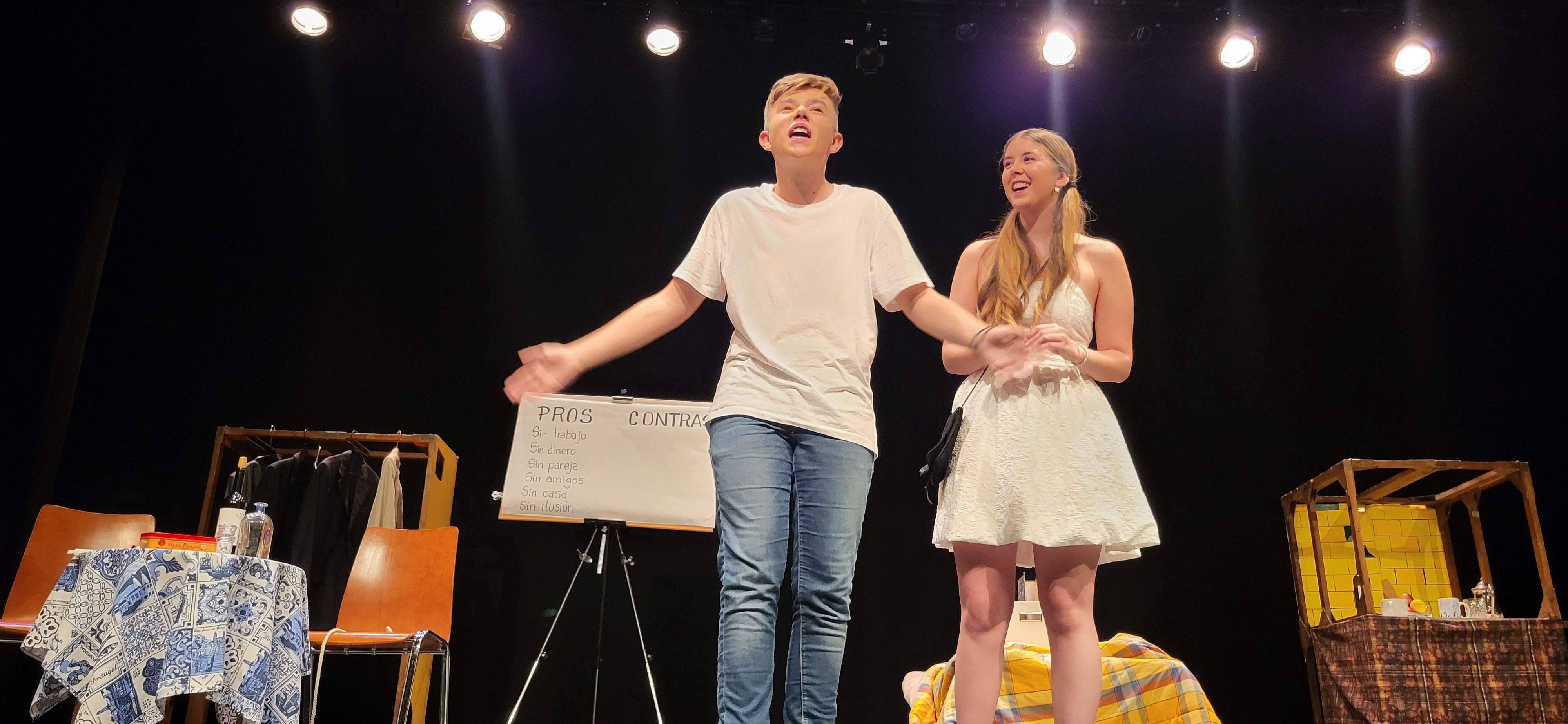 "Los locos susurran alto" con la obra "Pros y contras". Foto Myriam Martínez