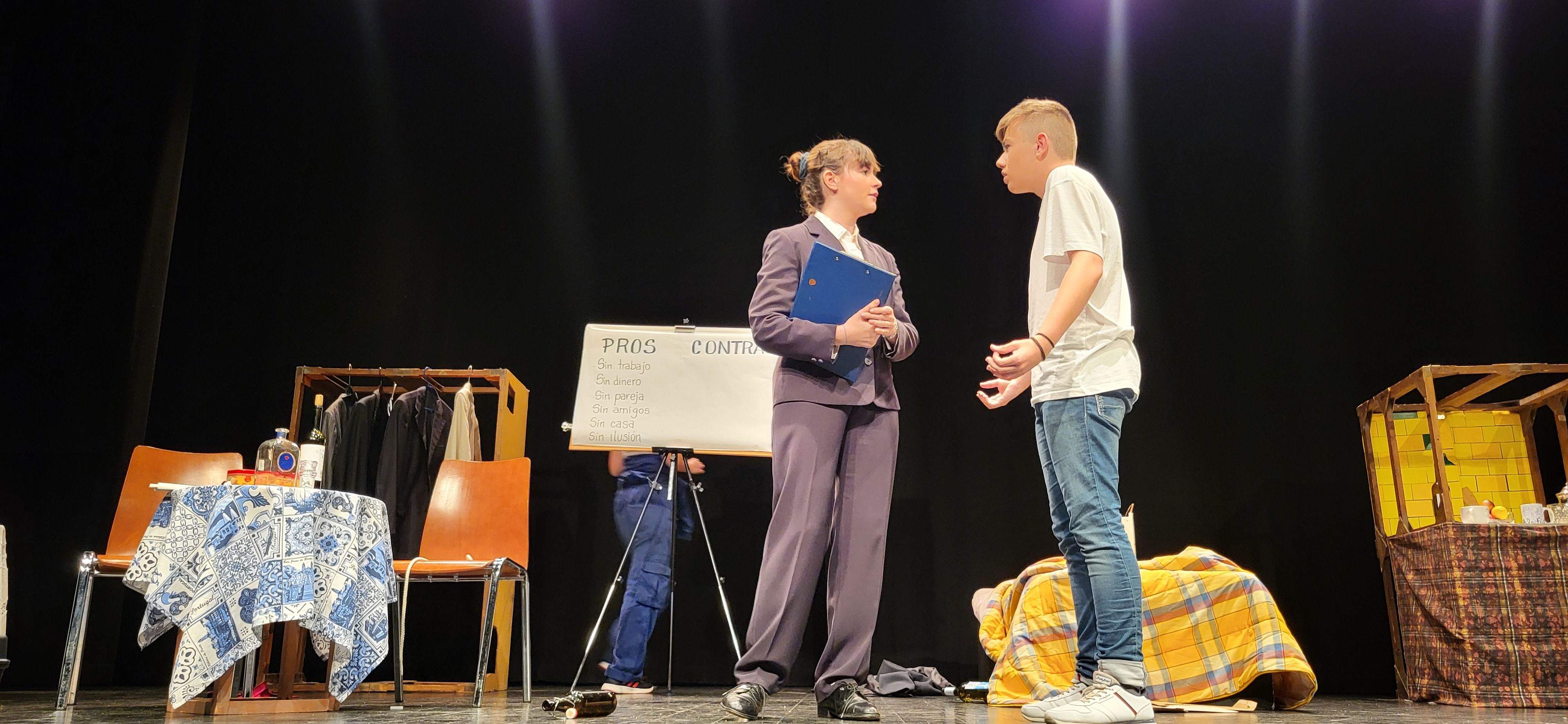 "Los locos susurran alto" con la obra "Pros y contras". Foto Myriam Martínez