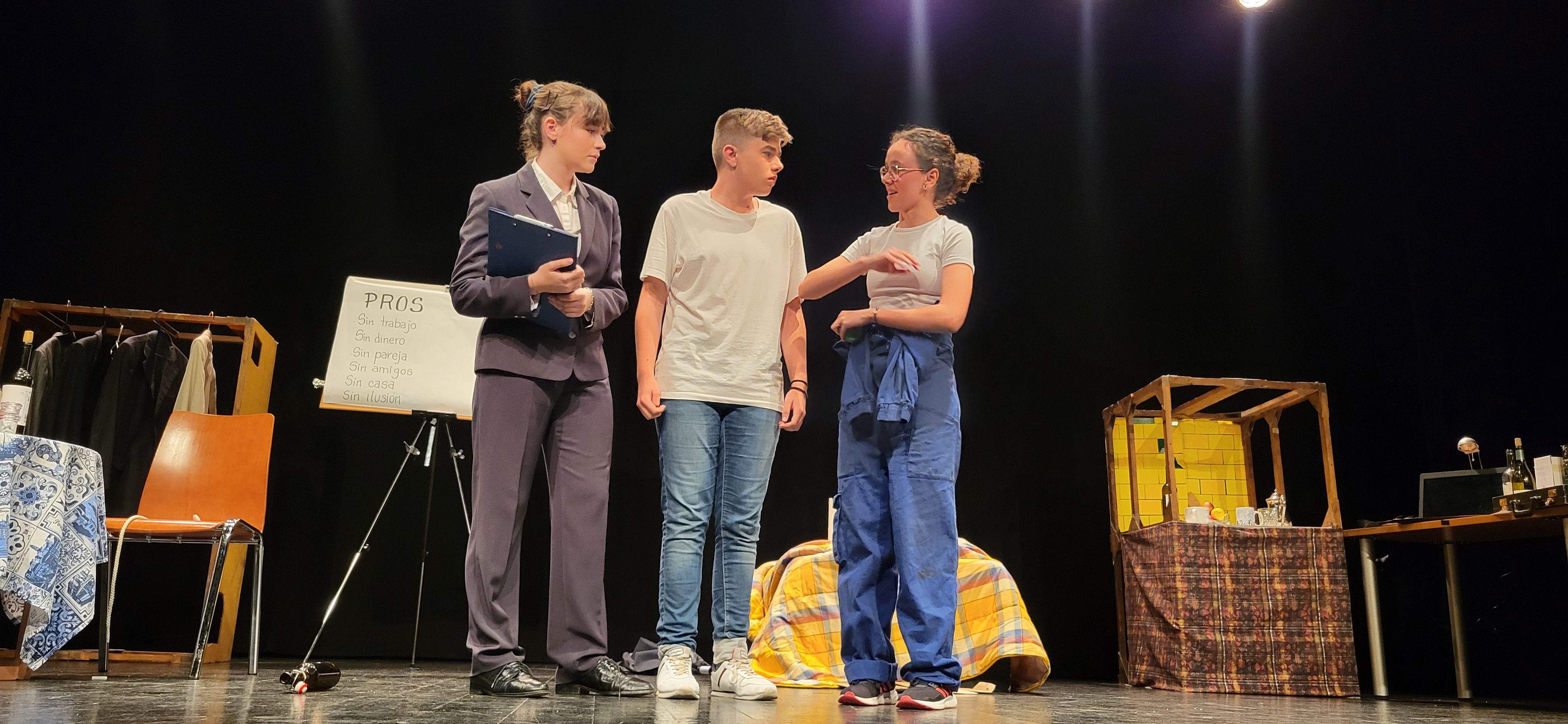 "Los locos susurran alto" con la obra "Pros y contras". Foto Myriam Martínez