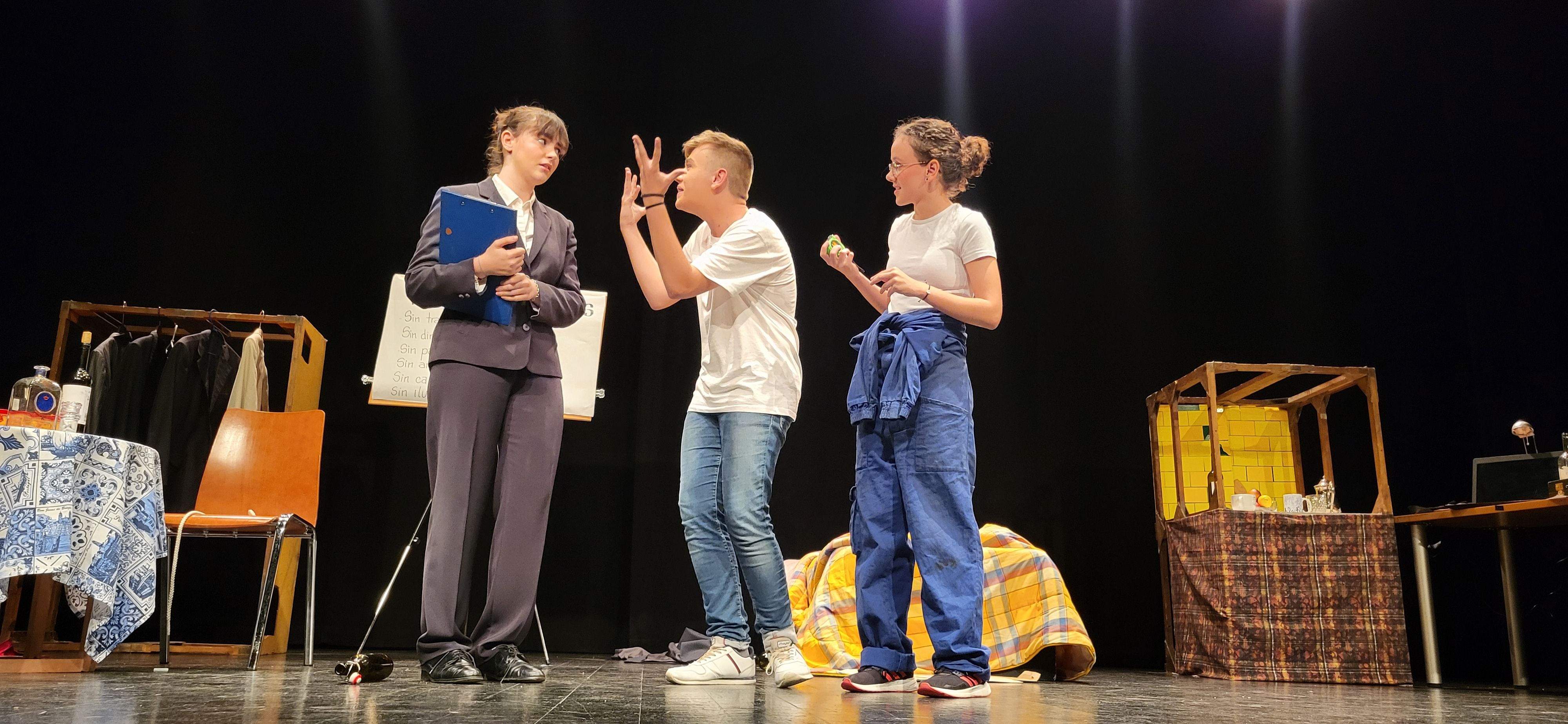 "Los locos susurran alto" con la obra "Pros y contras". Foto Myriam Martínez