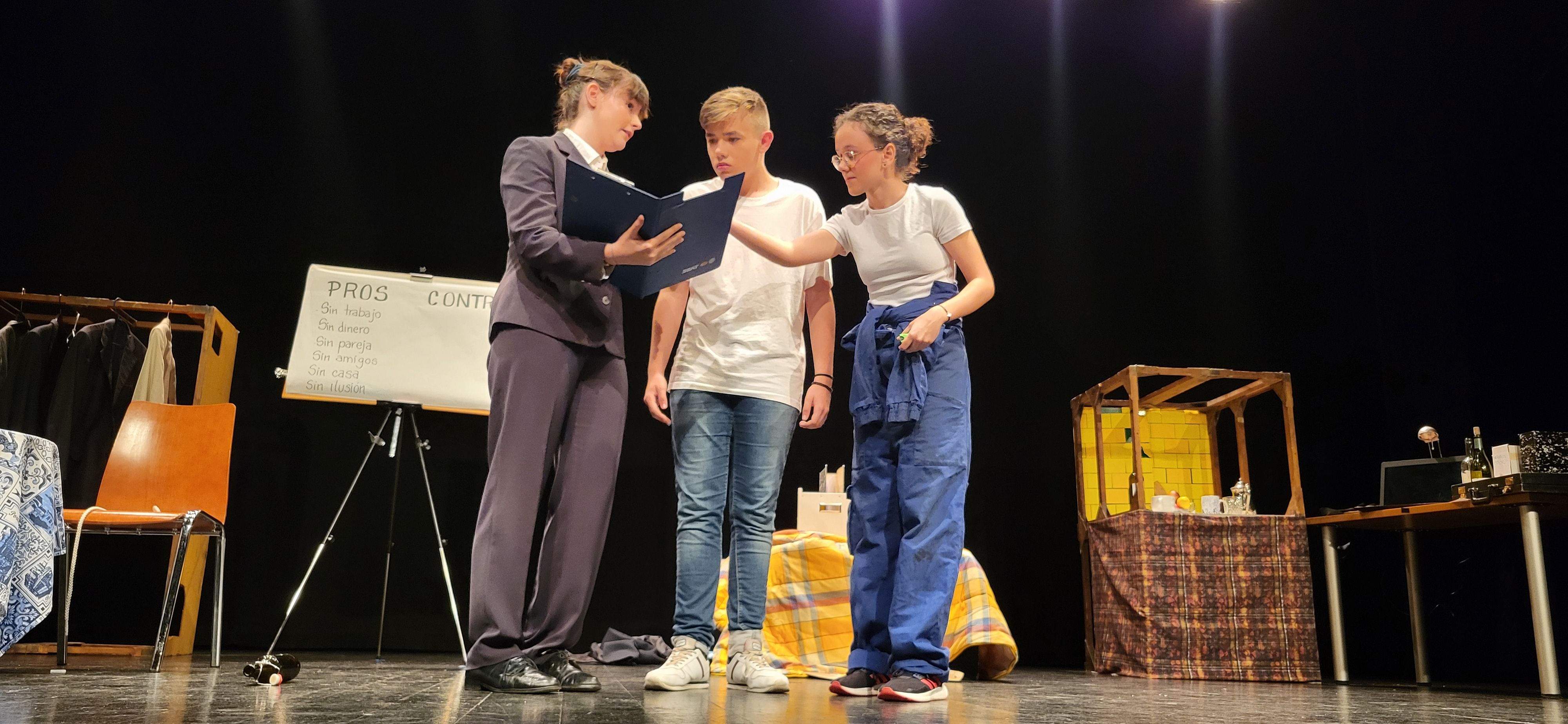 "Los locos susurran alto" con la obra "Pros y contras". Foto Myriam Martínez