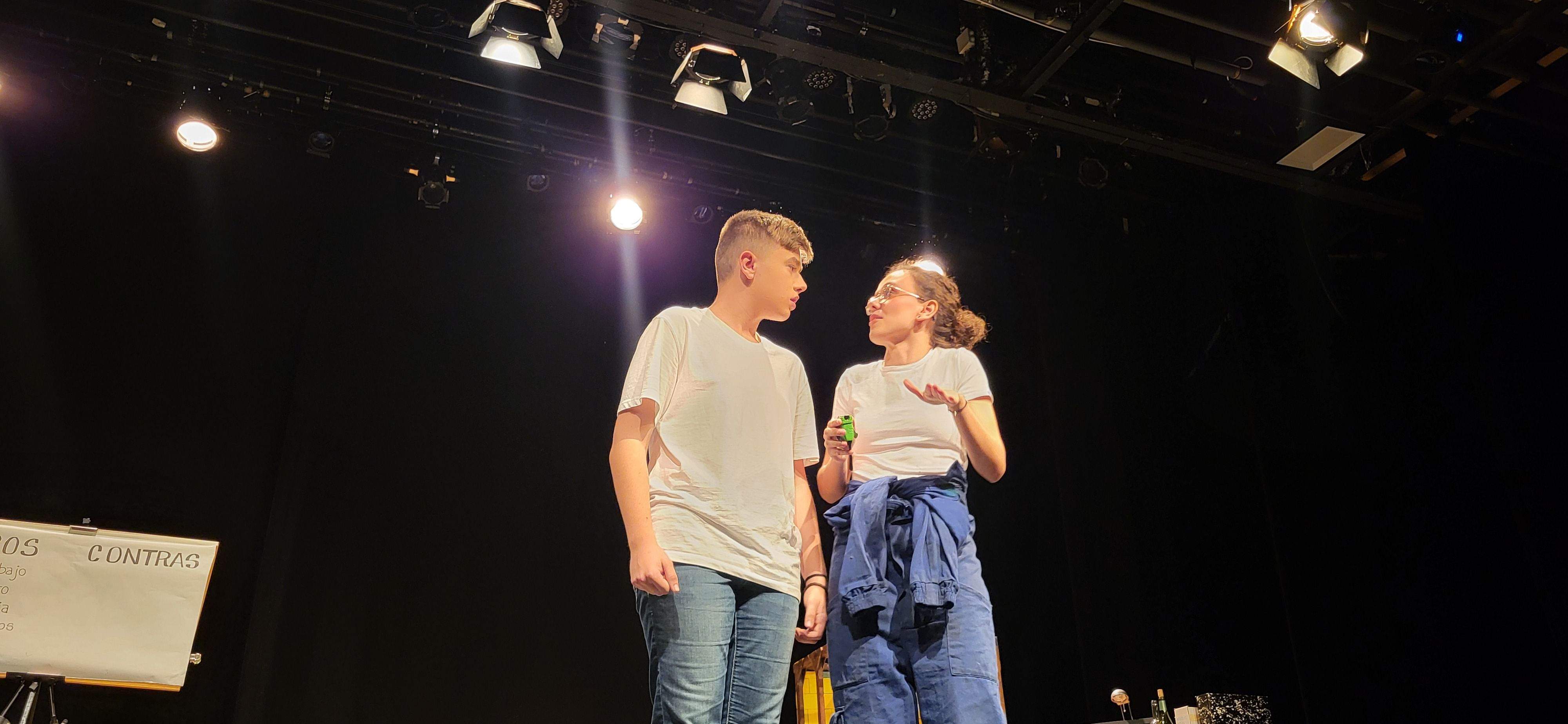 "Los locos susurran alto" con la obra "Pros y contras". Foto Myriam Martínez