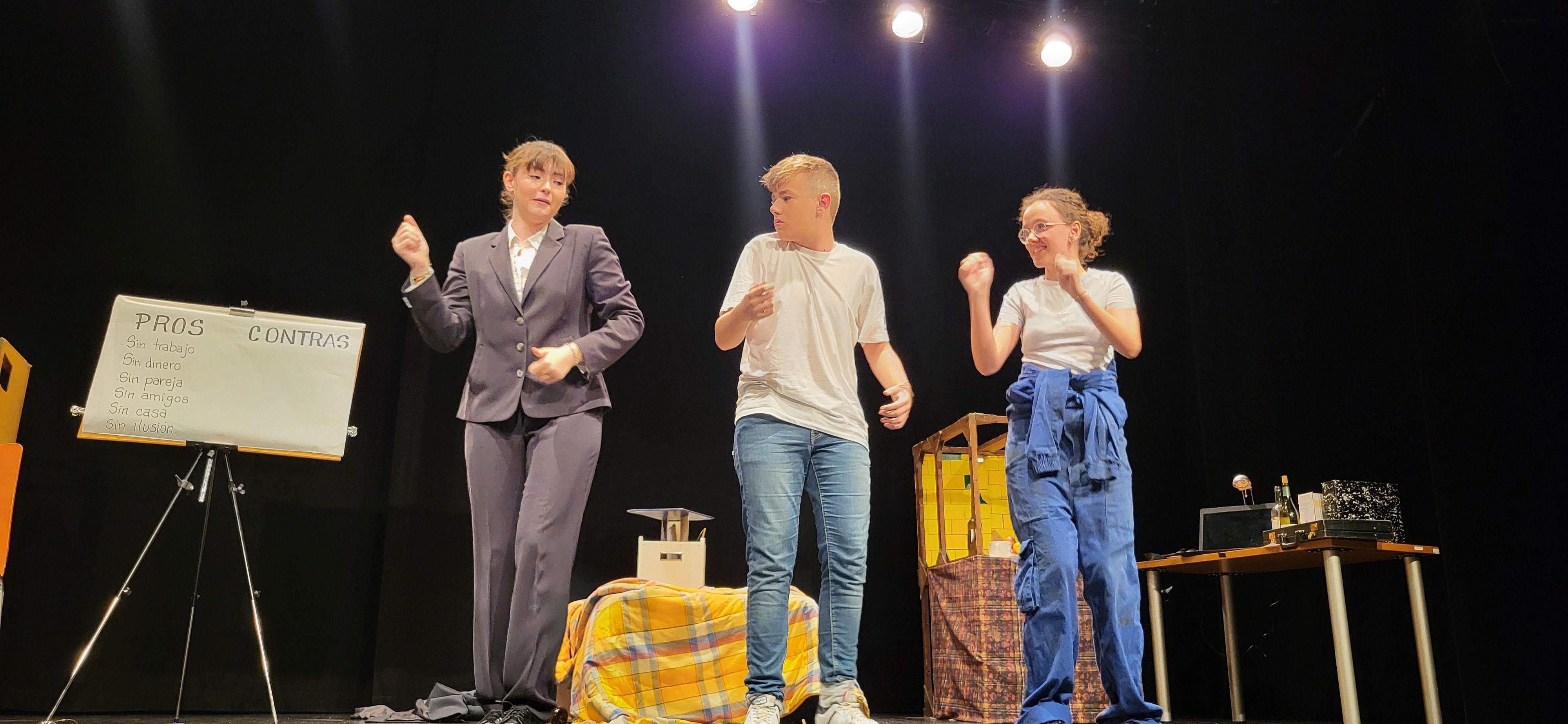 "Los locos susurran alto" con la obra "Pros y contras". Foto Myriam Martínez