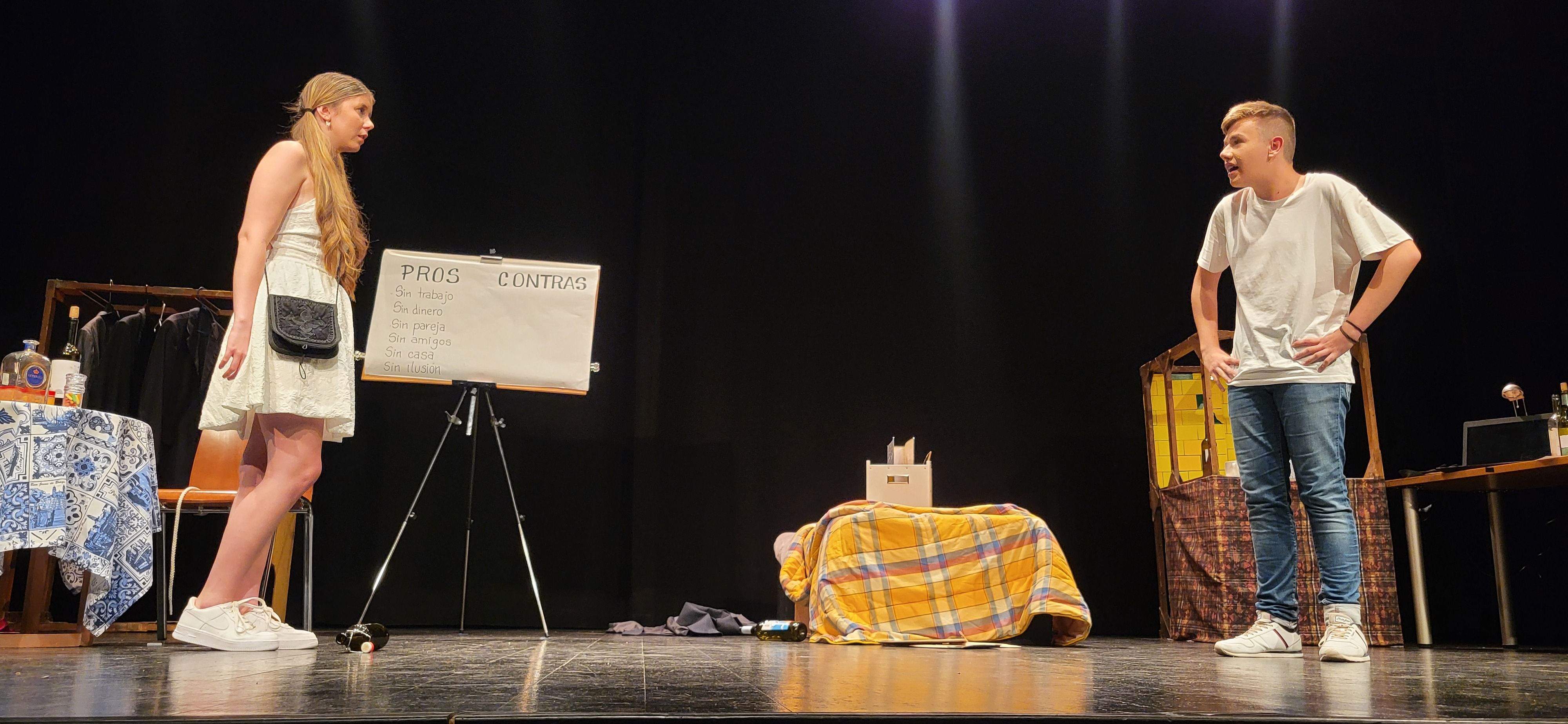 "Los locos susurran alto" con la obra "Pros y contras". Foto Myriam Martínez