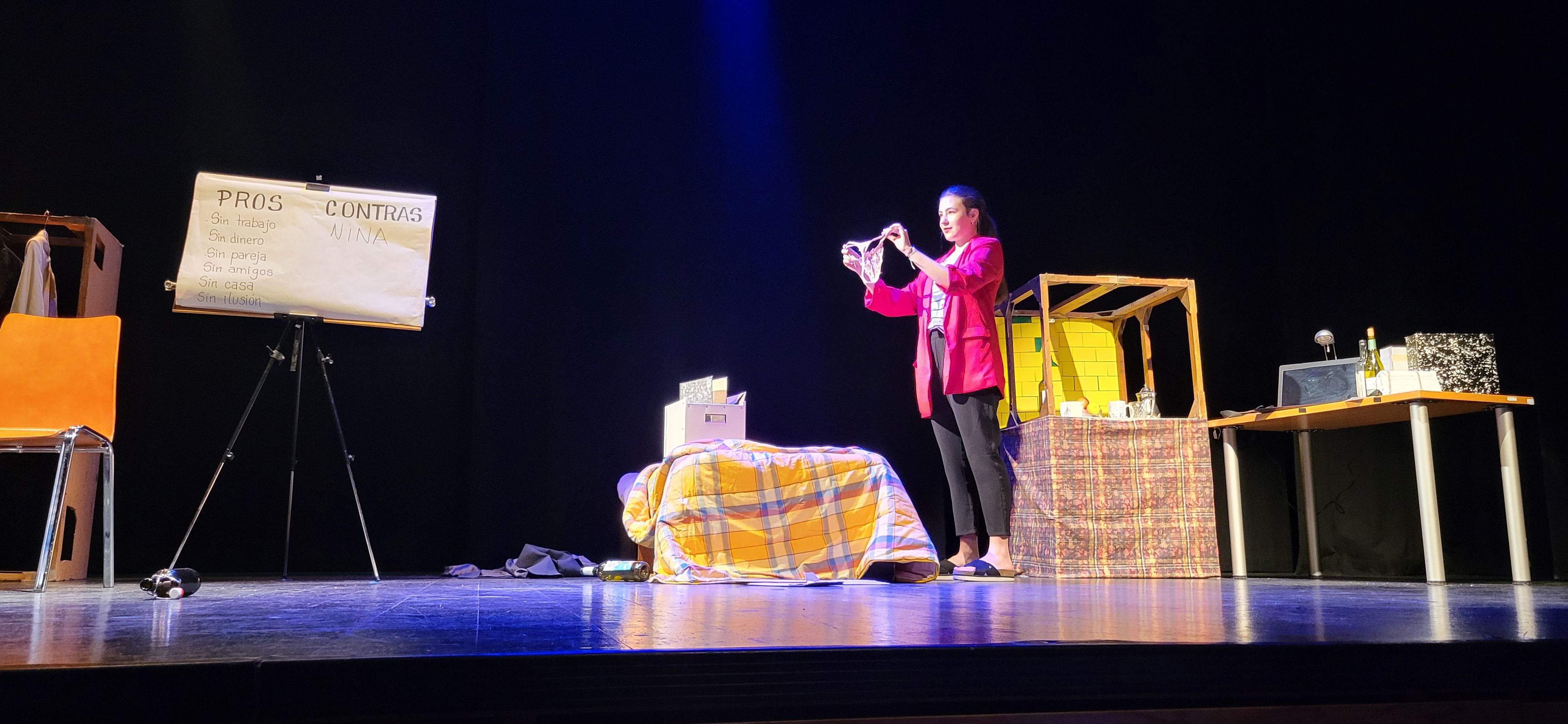 "Los locos susurran alto" con la obra "Pros y contras". Foto Myriam Martínez