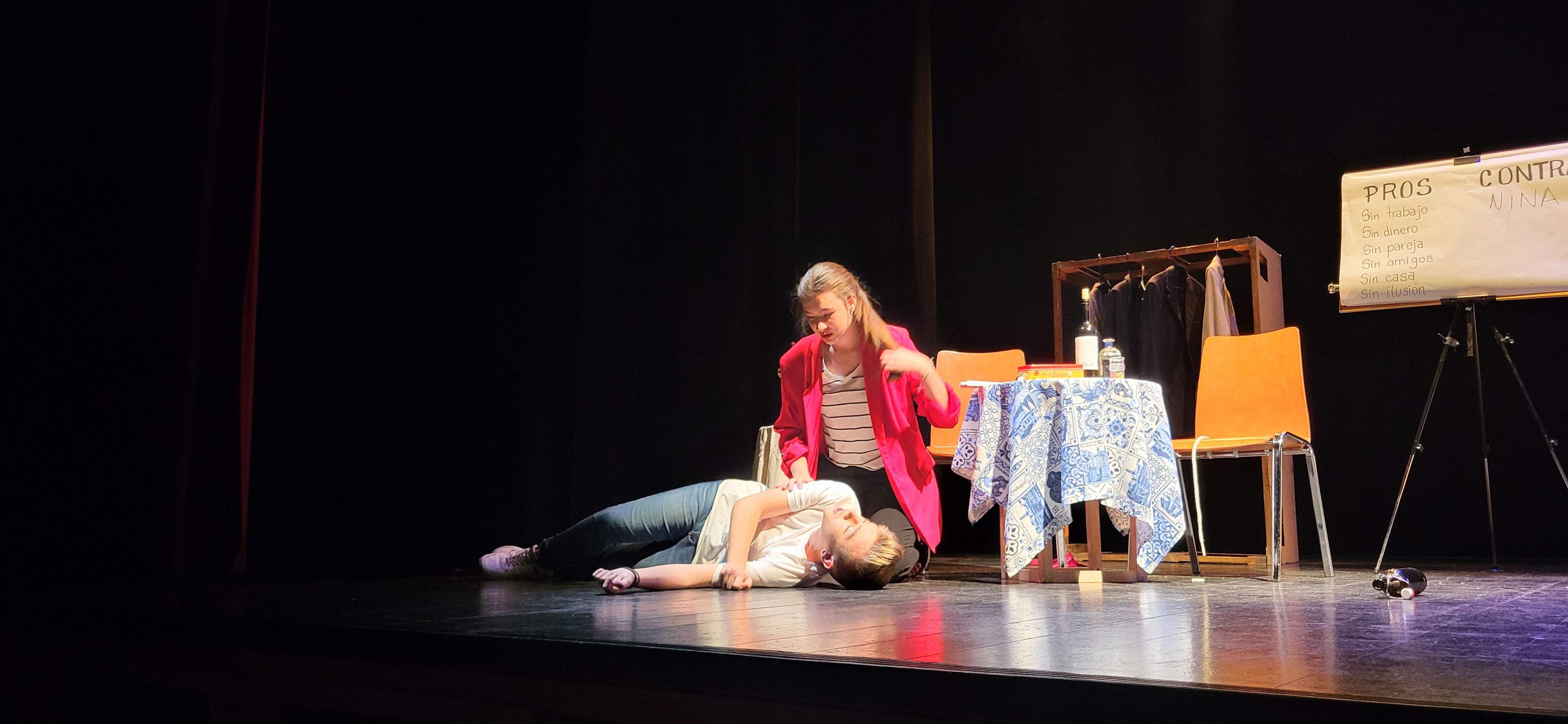 "Los locos susurran alto" con la obra "Pros y contras". Foto Myriam Martínez