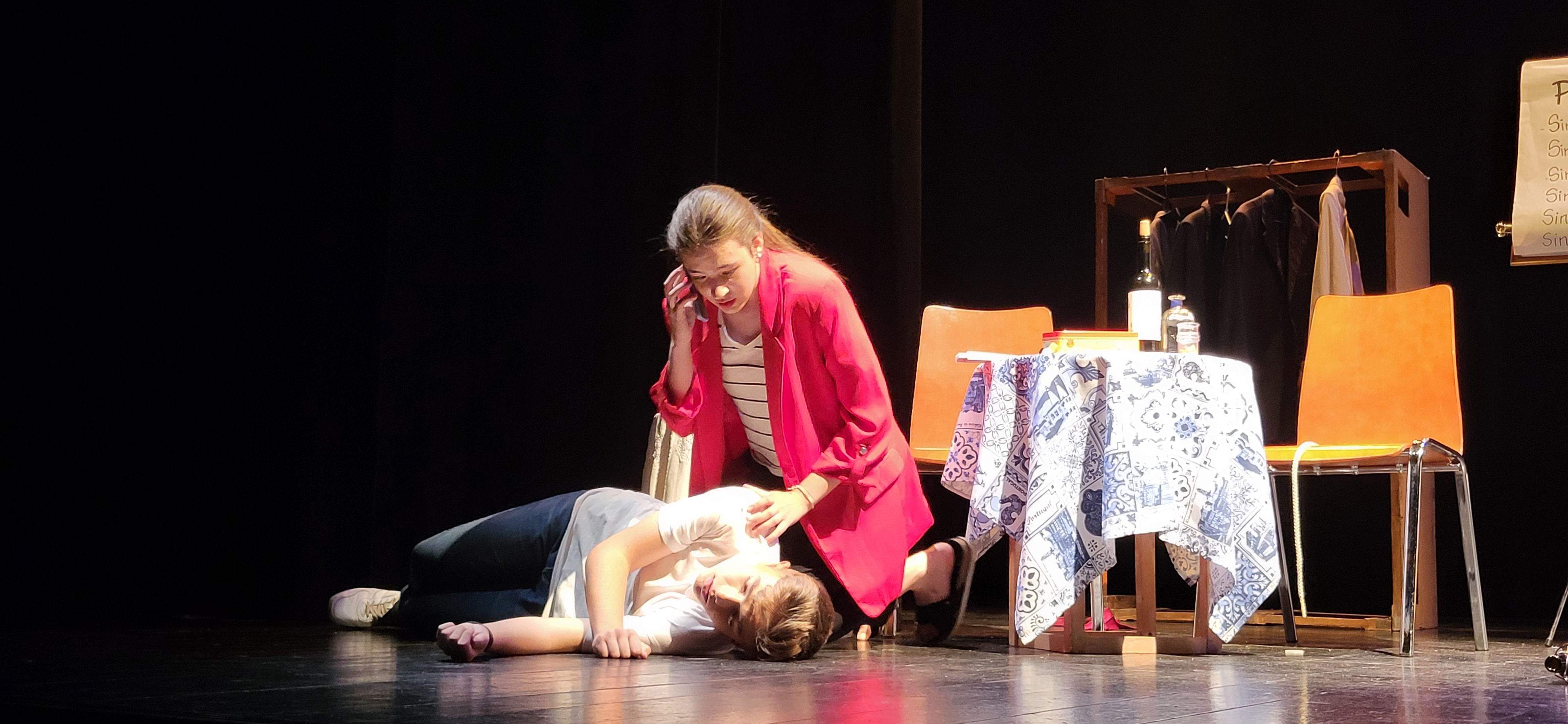 "Los locos susurran alto" con la obra "Pros y contras". Foto Myriam Martínez