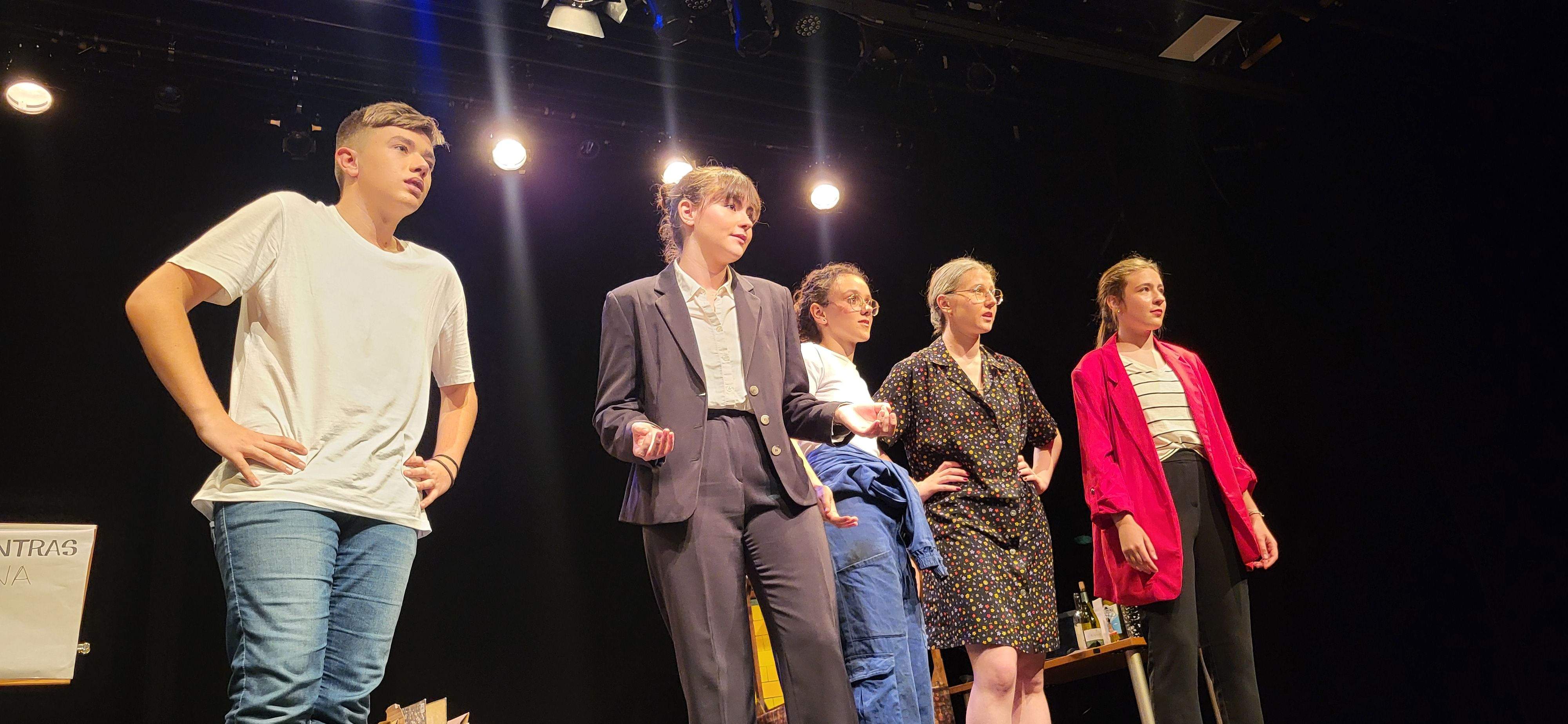 "Los locos susurran alto" con la obra "Pros y contras". Foto Myriam Martínez