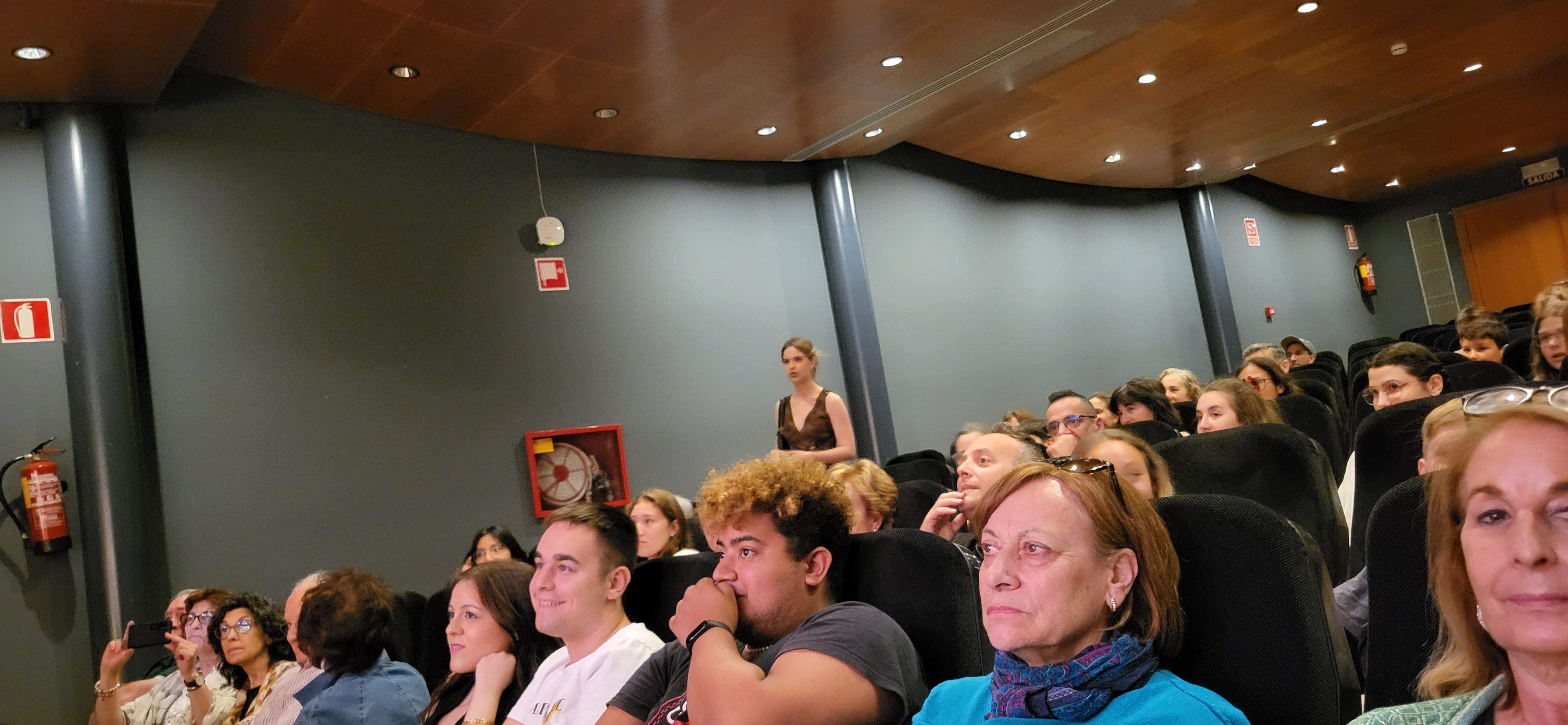 "Los locos susurran alto" con la obra "Pros y contras". Foto Myriam Martínez