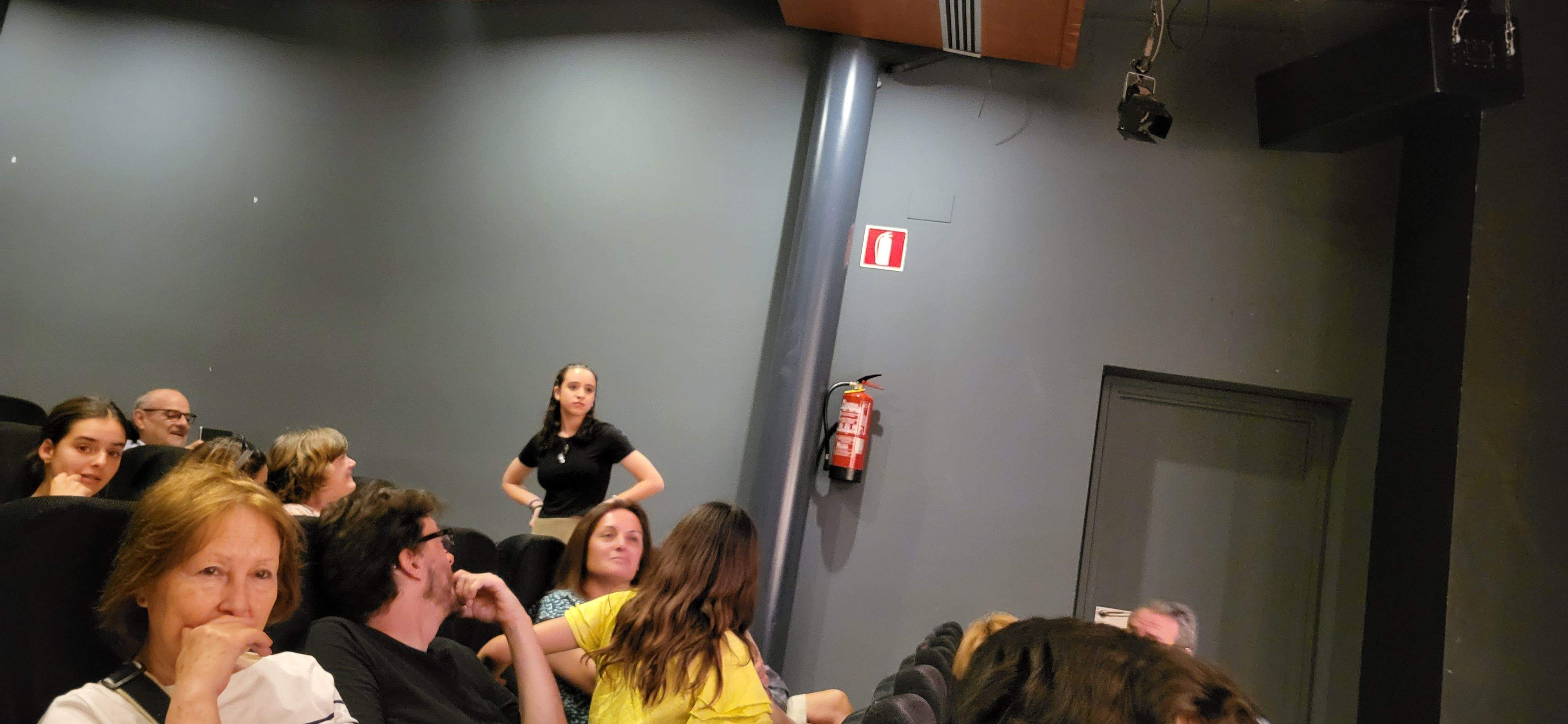 "Los locos susurran alto" con la obra "Pros y contras". Foto Myriam Martínez