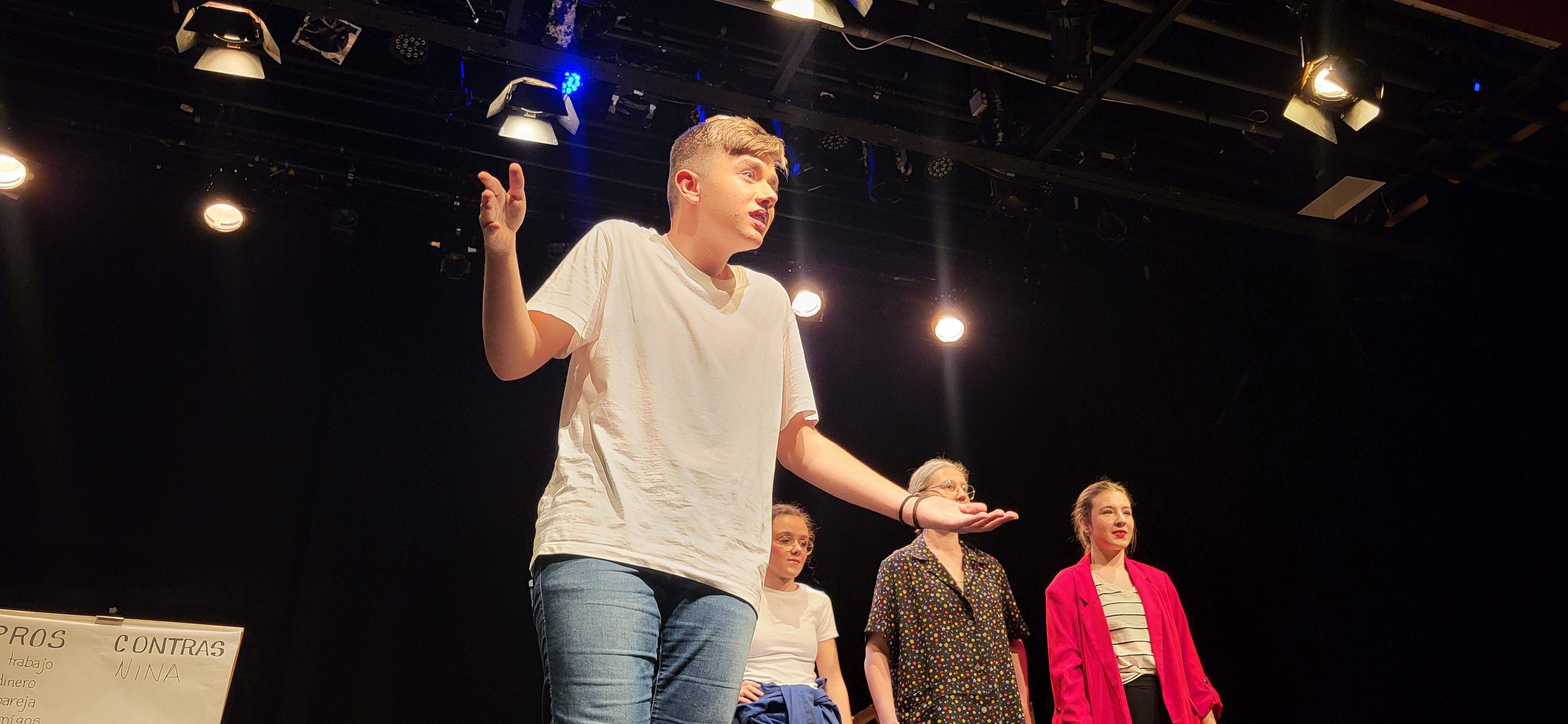 "Los locos susurran alto" con la obra "Pros y contras". Foto Myriam Martínez