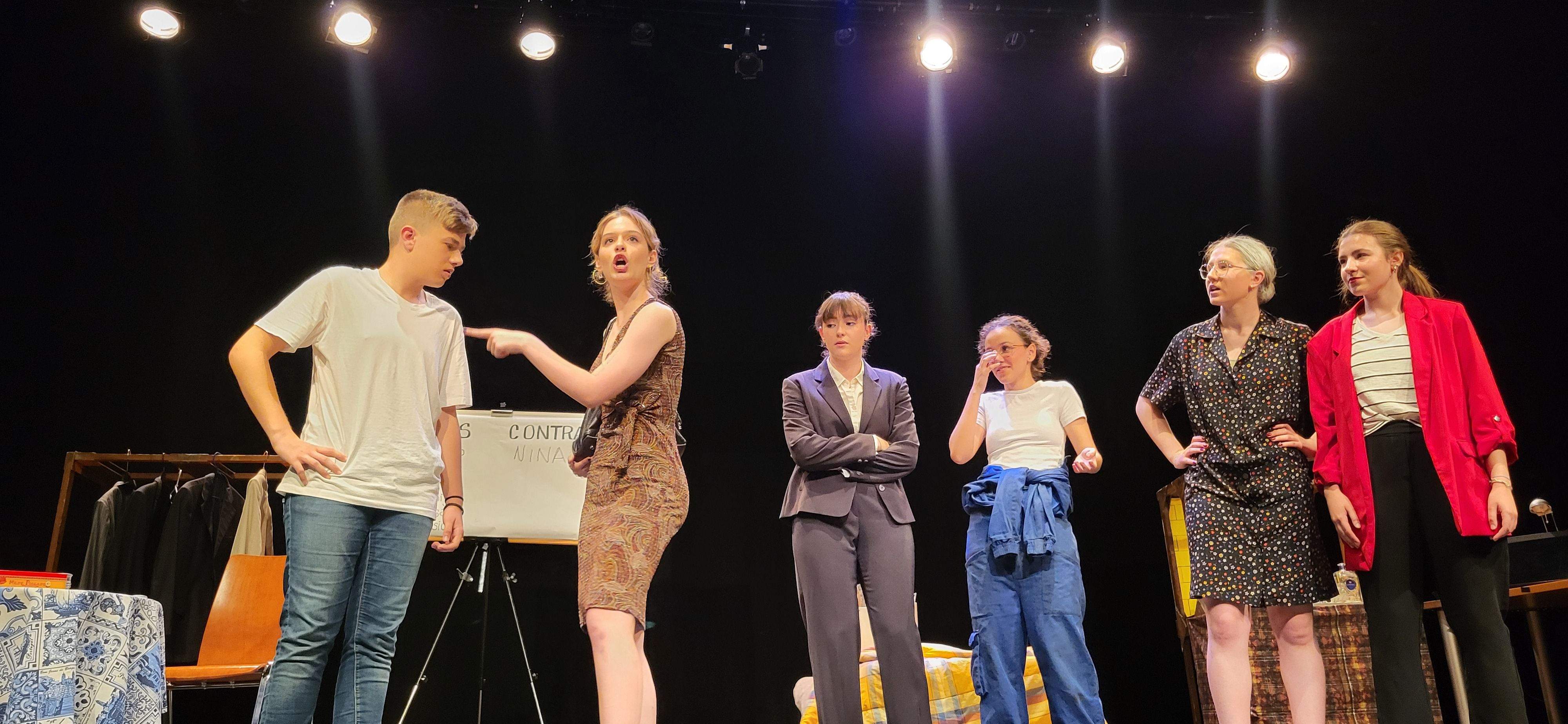 "Los locos susurran alto" con la obra "Pros y contras". Foto Myriam Martínez