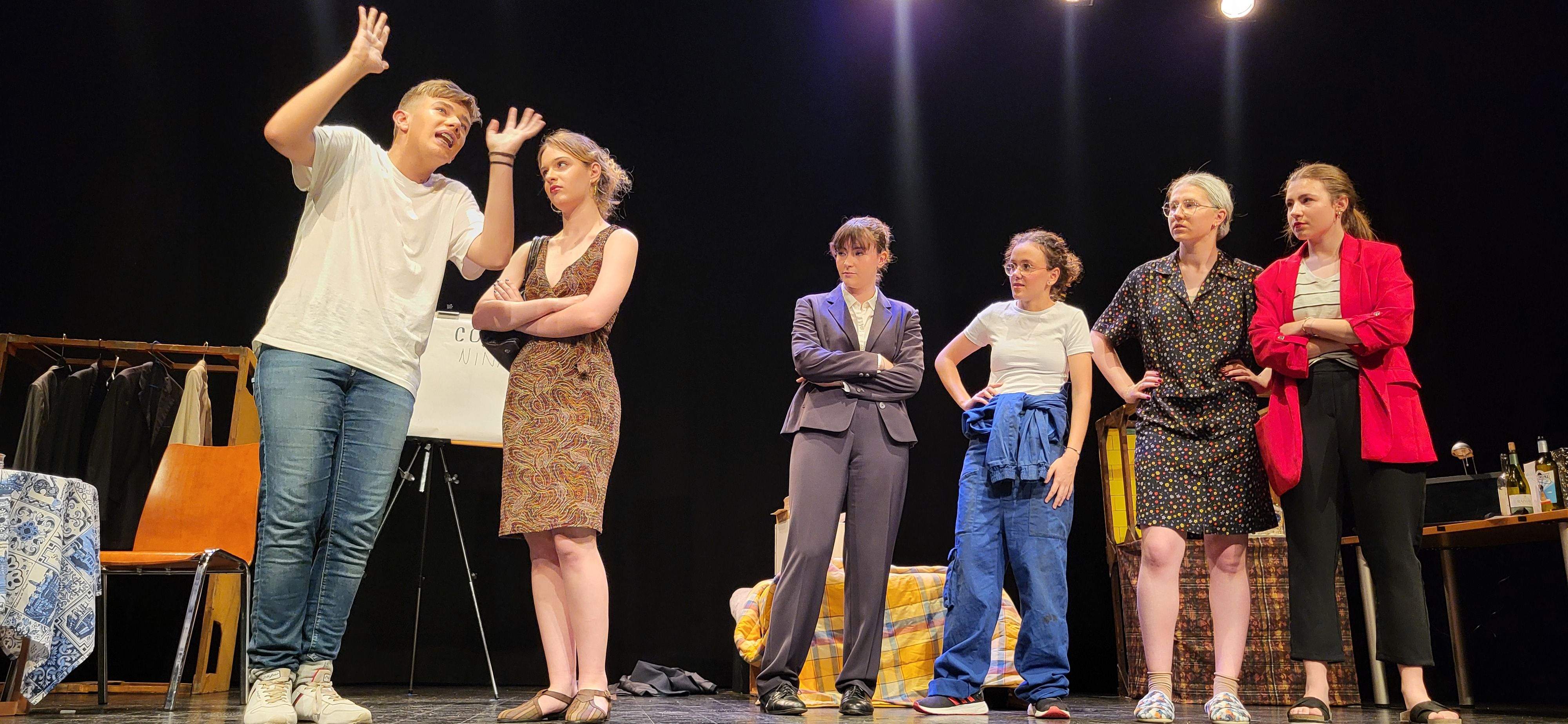 "Los locos susurran alto" con la obra "Pros y contras". Foto Myriam Martínez