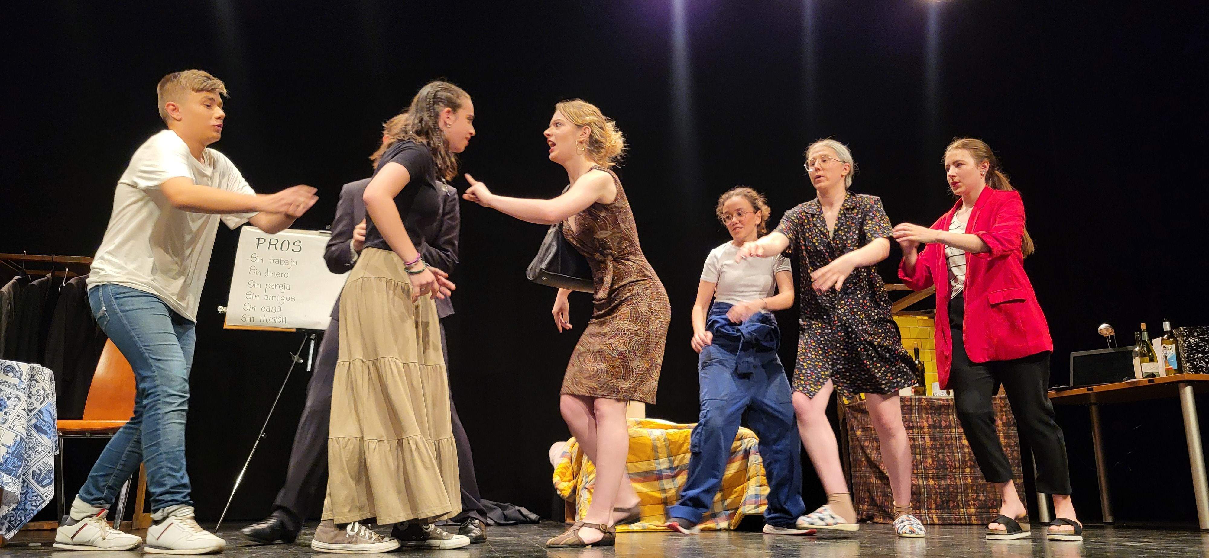 "Los locos susurran alto" con la obra "Pros y contras". Foto Myriam Martínez