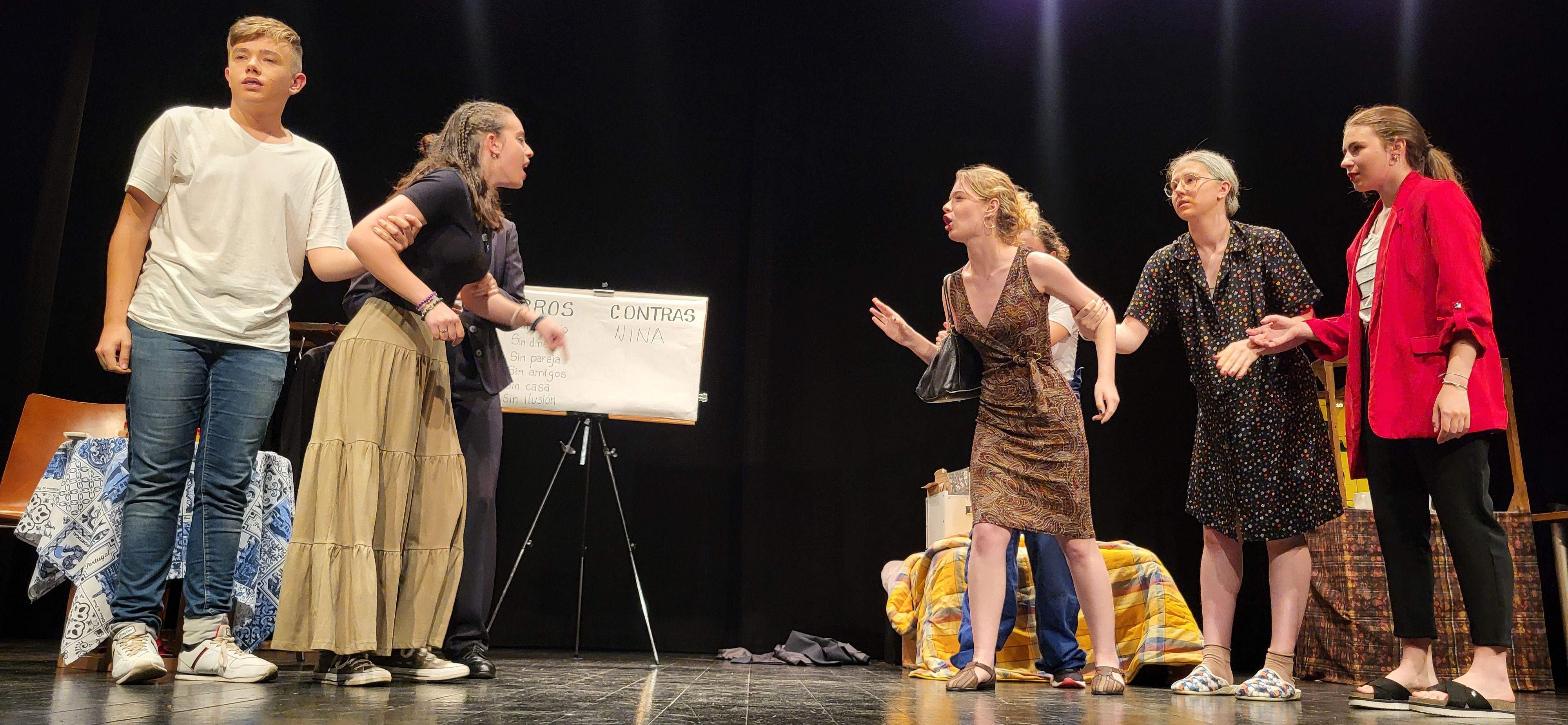 "Los locos susurran alto" con la obra "Pros y contras". Foto Myriam Martínez