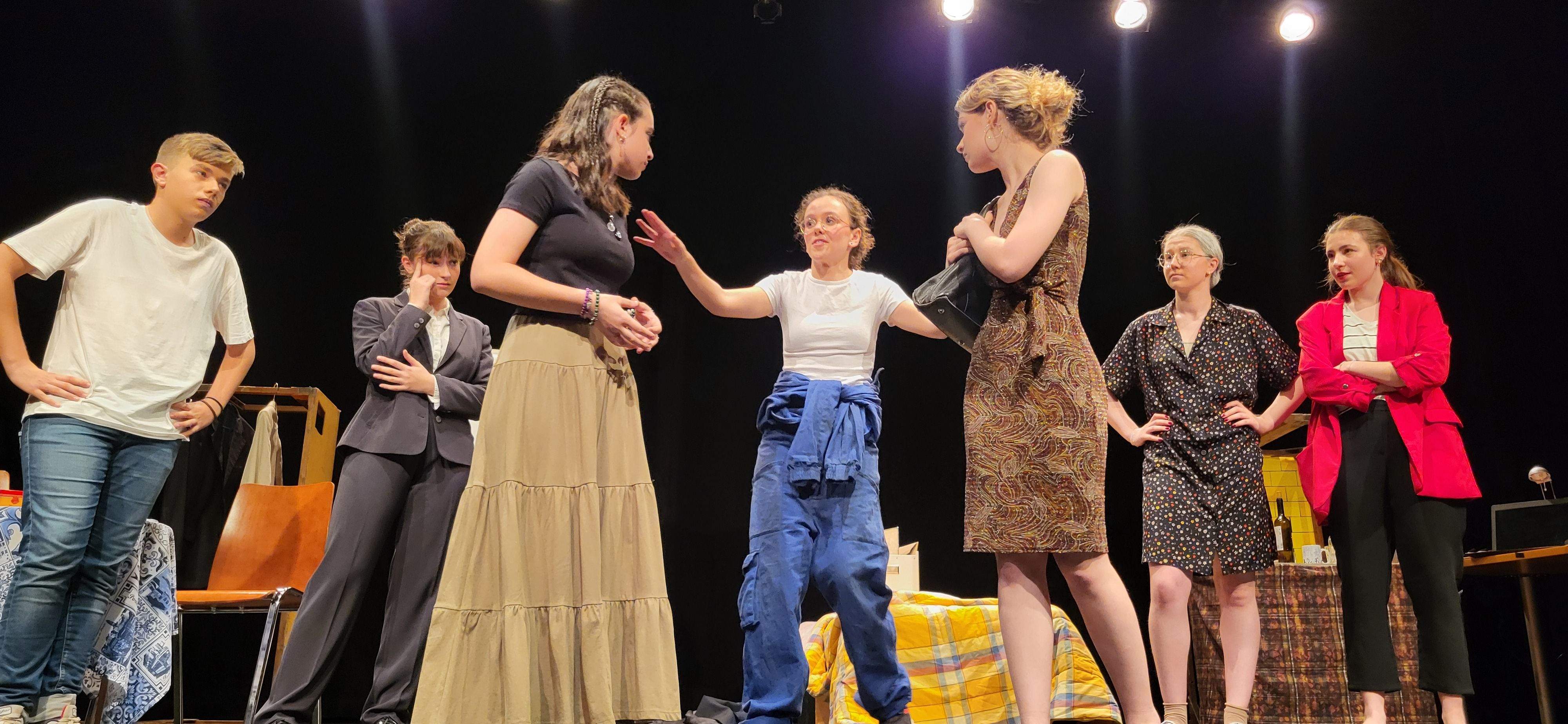 "Los locos susurran alto" con la obra "Pros y contras". Foto Myriam Martínez