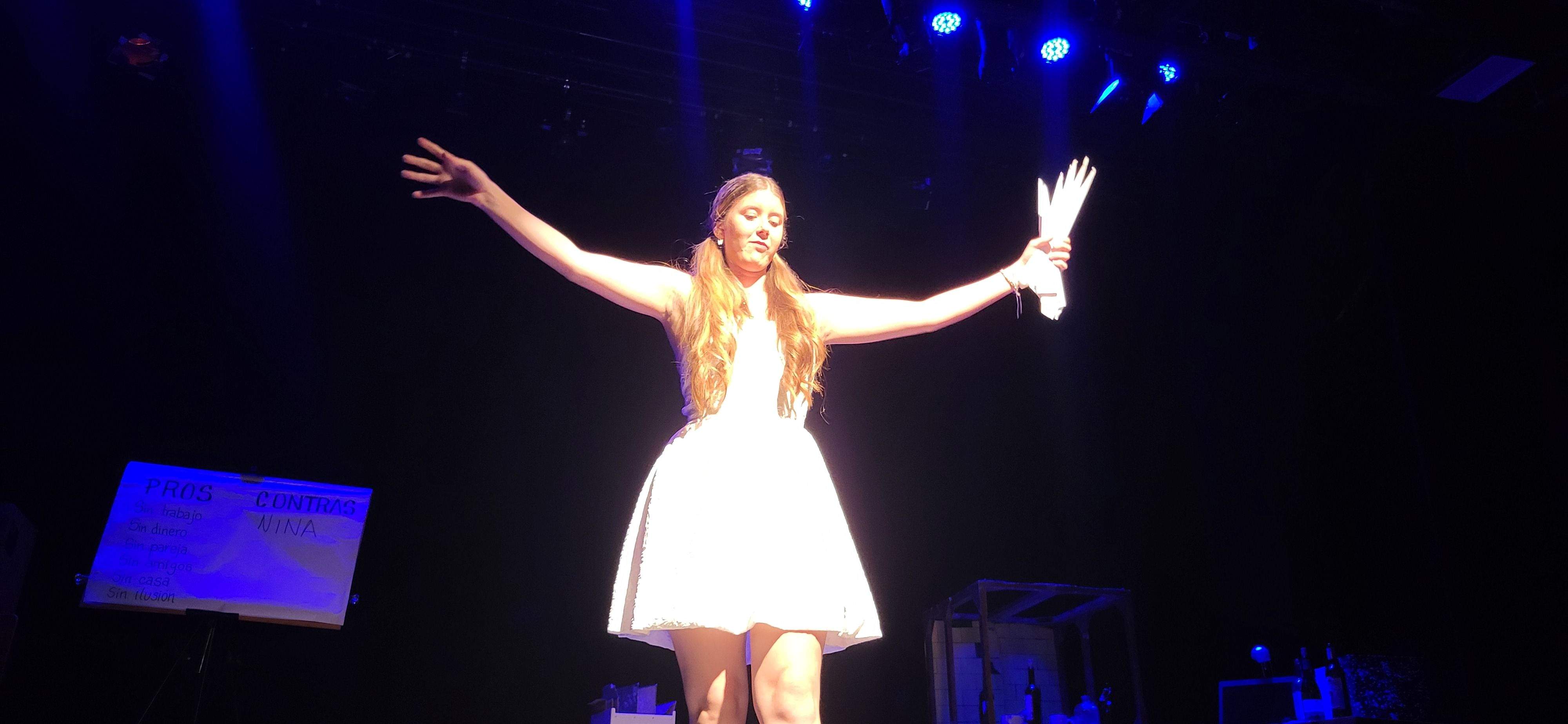 "Los locos susurran alto" con la obra "Pros y contras". Foto Myriam Martínez