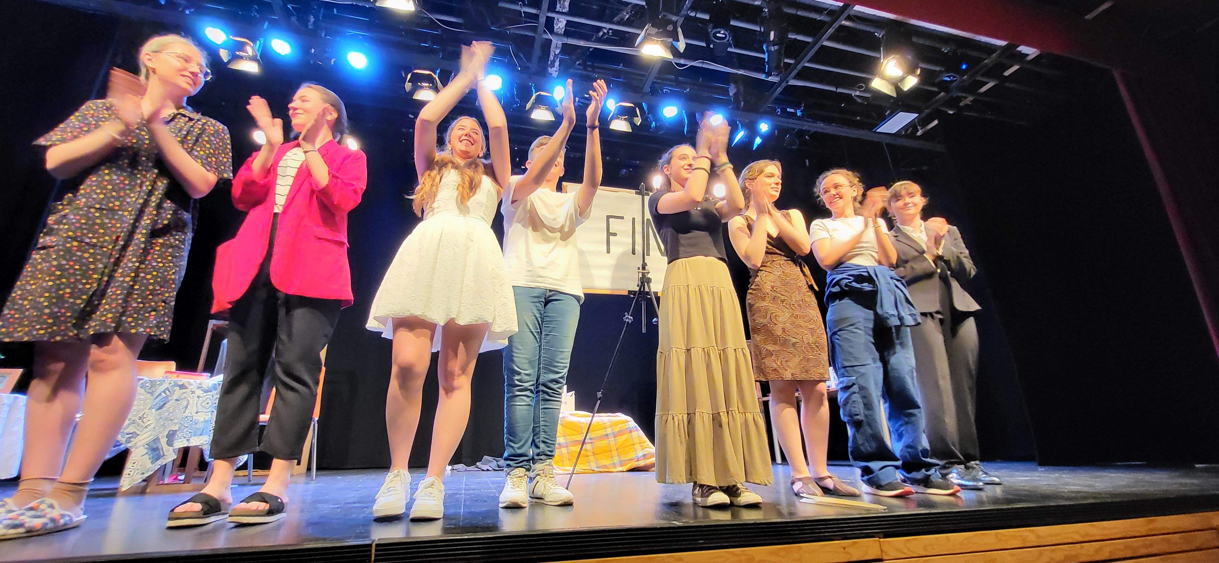 "Los locos susurran alto" con la obra "Pros y contras". Foto Myriam Martínez