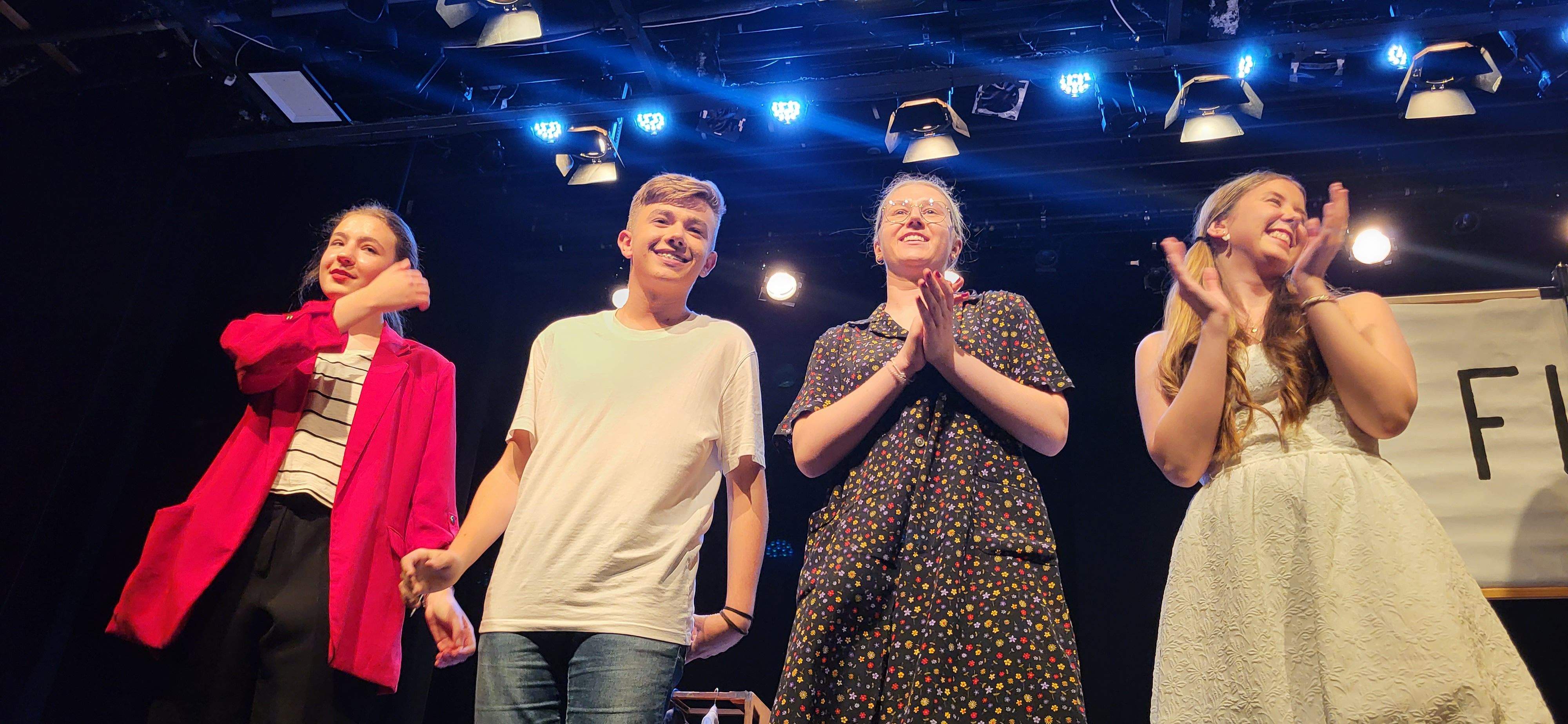 "Los locos susurran alto" con la obra "Pros y contras". Foto Myriam Martínez