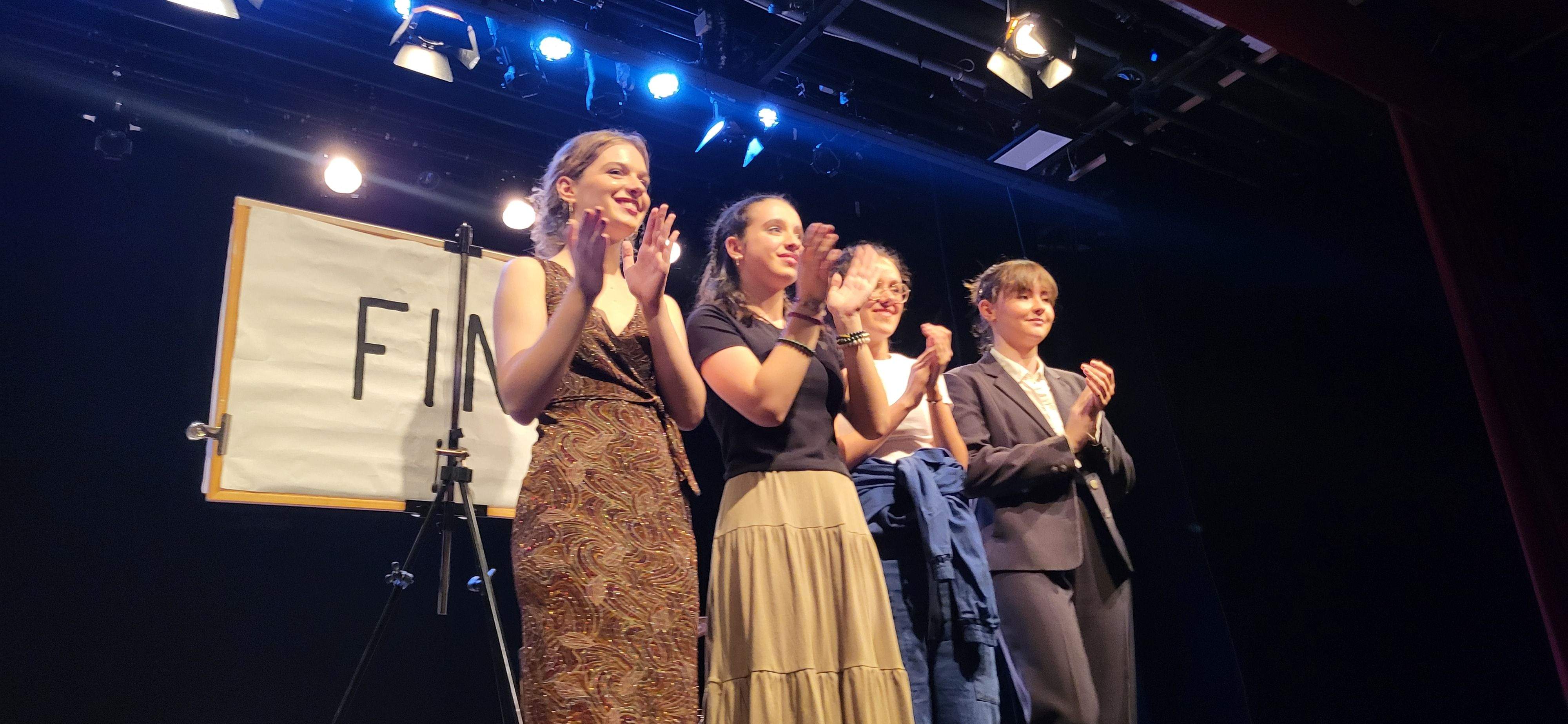 "Los locos susurran alto" con la obra "Pros y contras". Foto Myriam Martínez