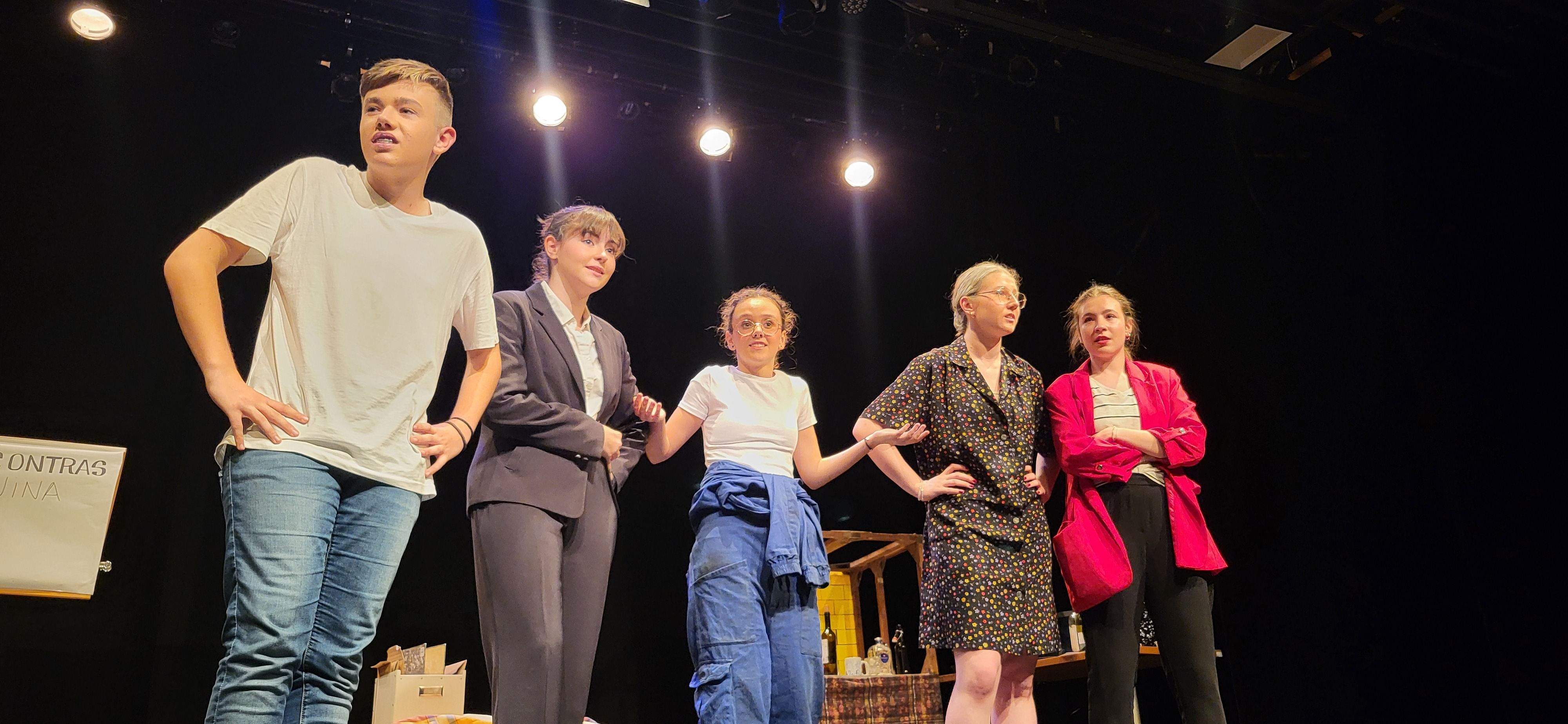 "Los locos susurran alto" con la obra "Pros y contras". Foto Myriam Martínez