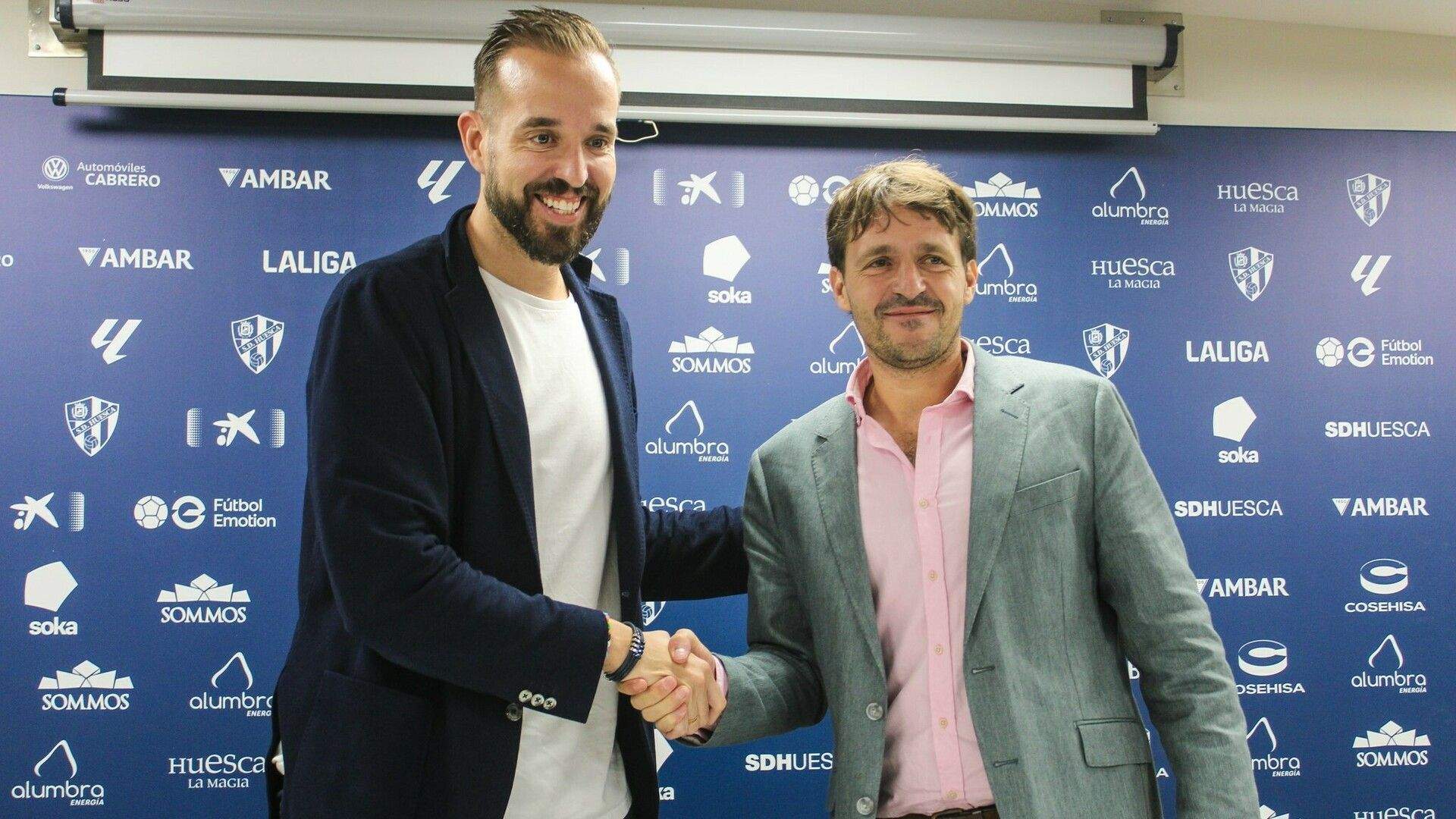 Carlos Sánchez Broto y José Luis Ortas simbolizan estrechando las manos el acuerdo