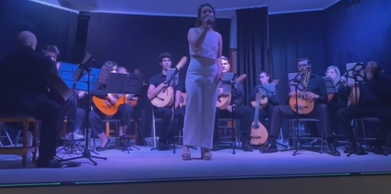 Elsa Badules Guillén canta ¡Qué bonito! de Rosario Flores en el recital de Elenco