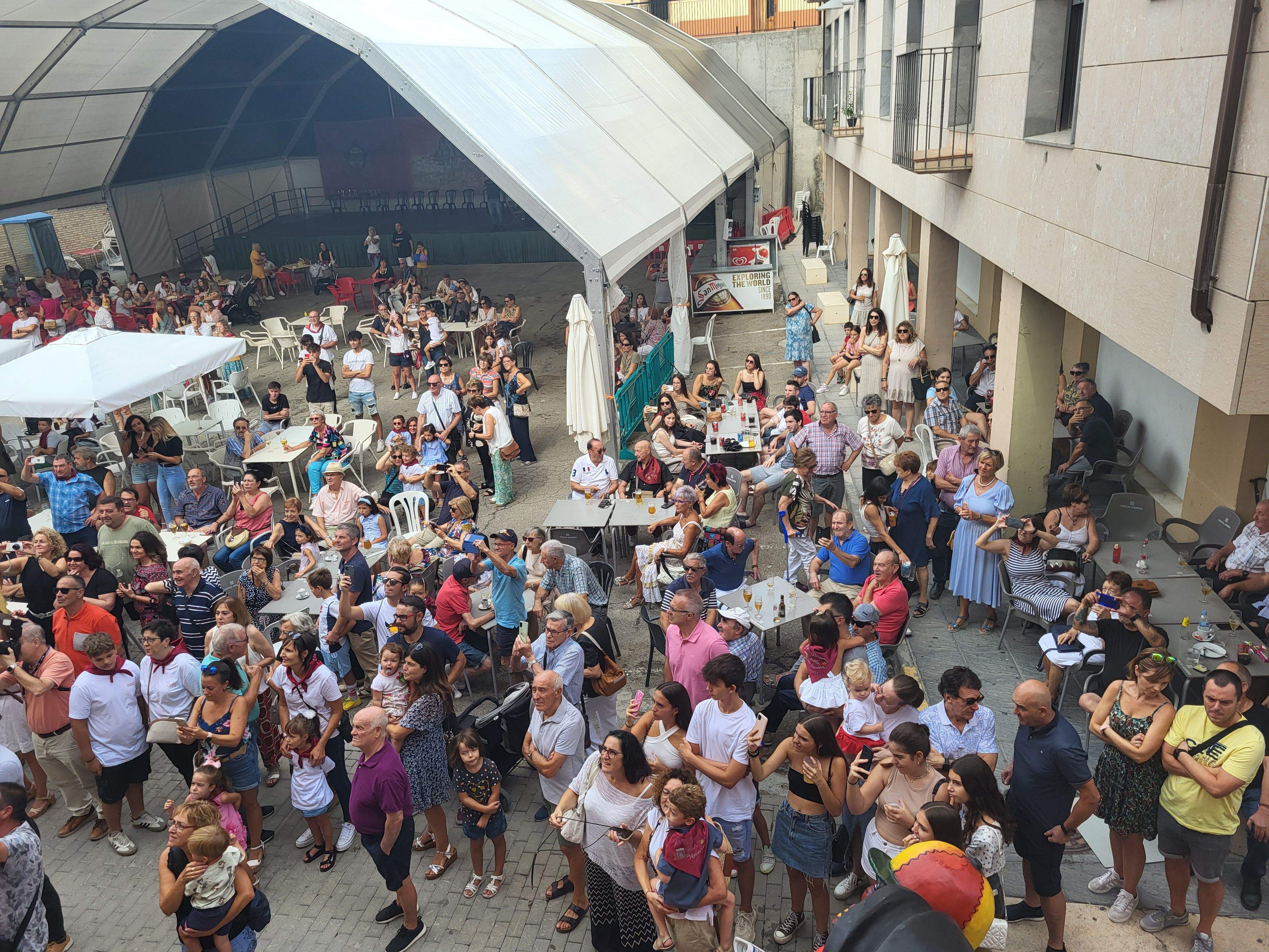 Gran chupinazo anunciador de las fiestas de Almudévar. Foto Myriam Martínez 