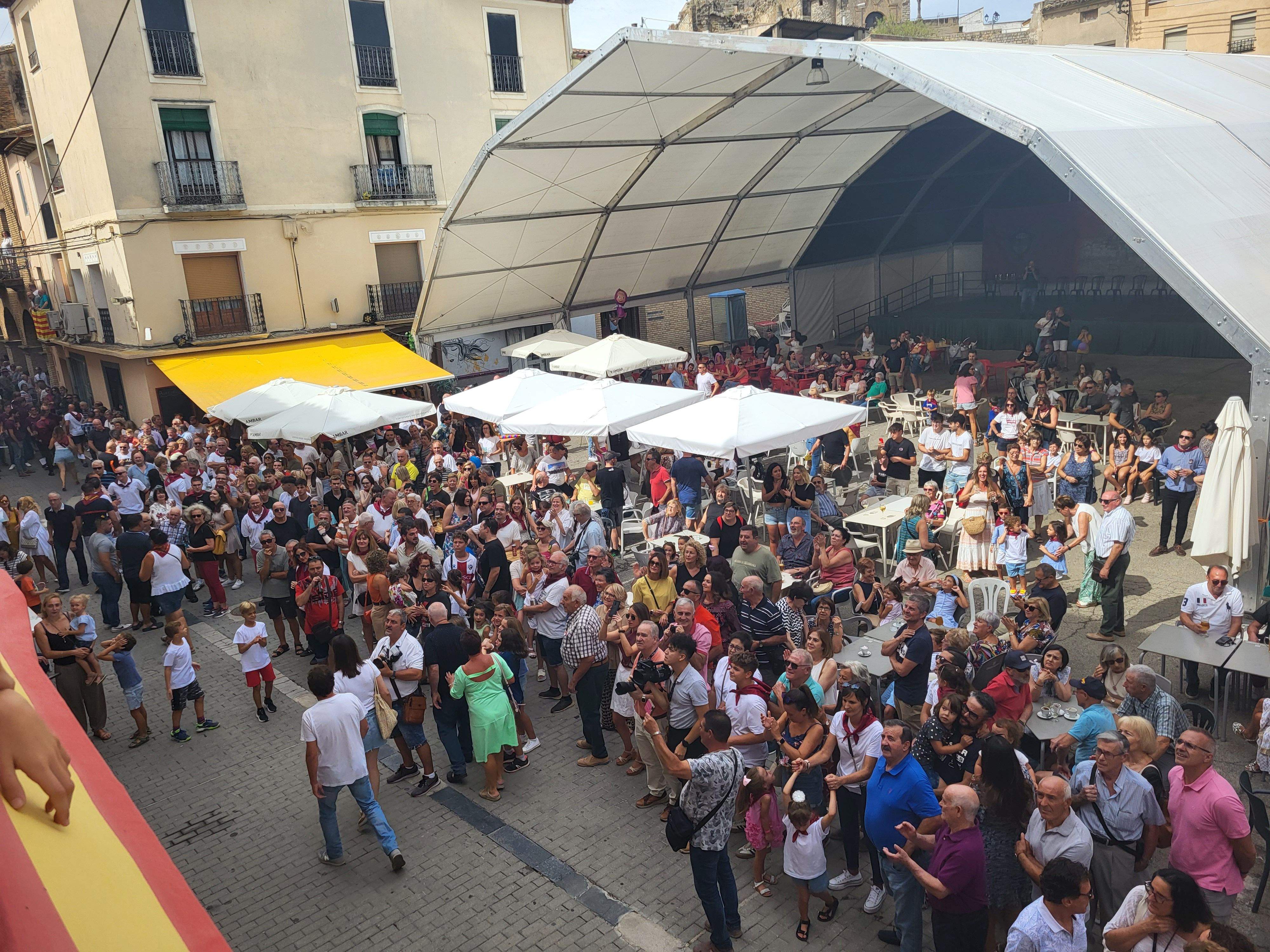 Gran chupinazo anunciador de las fiestas de Almudévar. Foto Myriam Martínez 