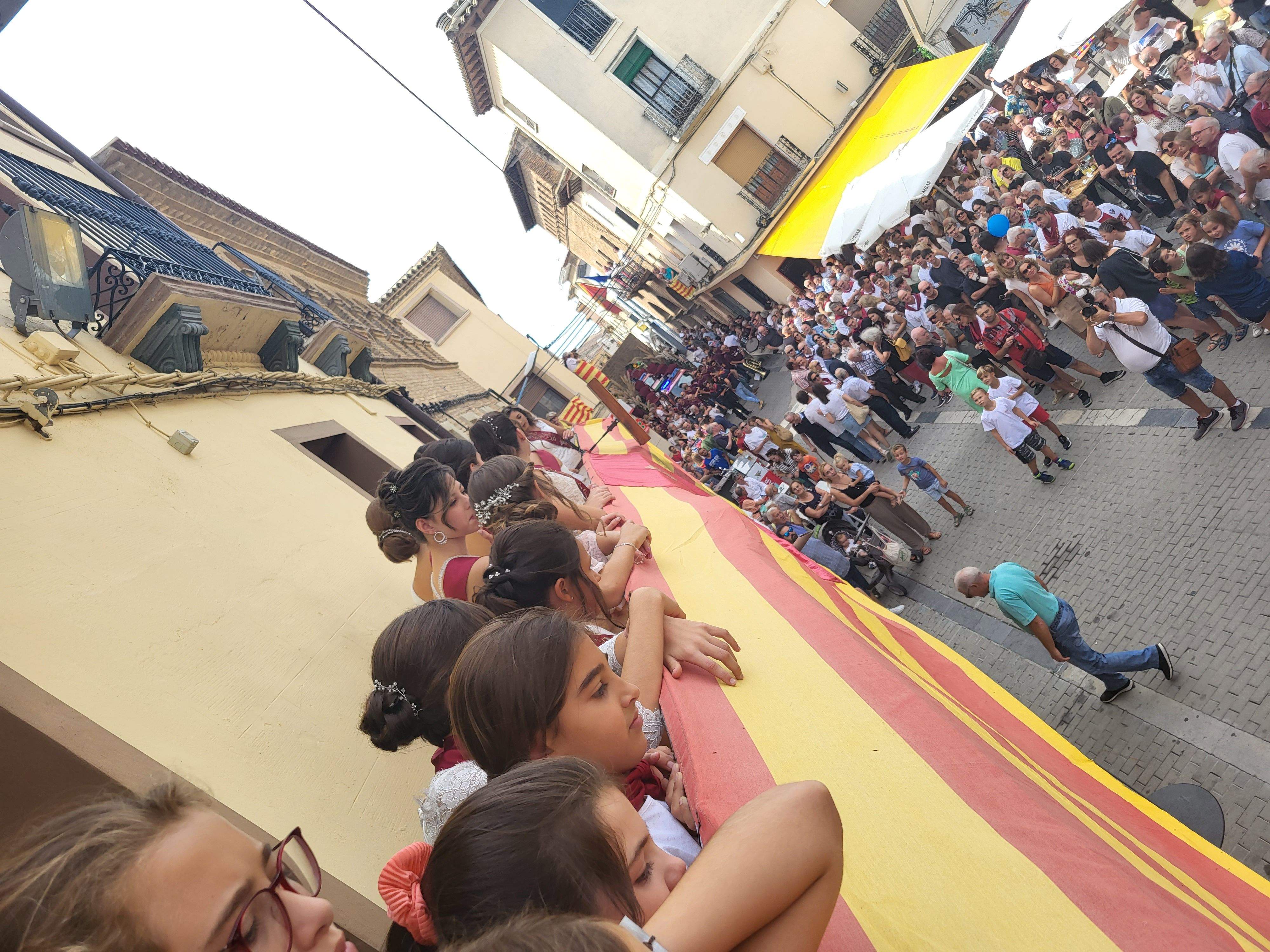 Gran chupinazo anunciador de las fiestas de Almudévar. Foto Myriam Martínez 