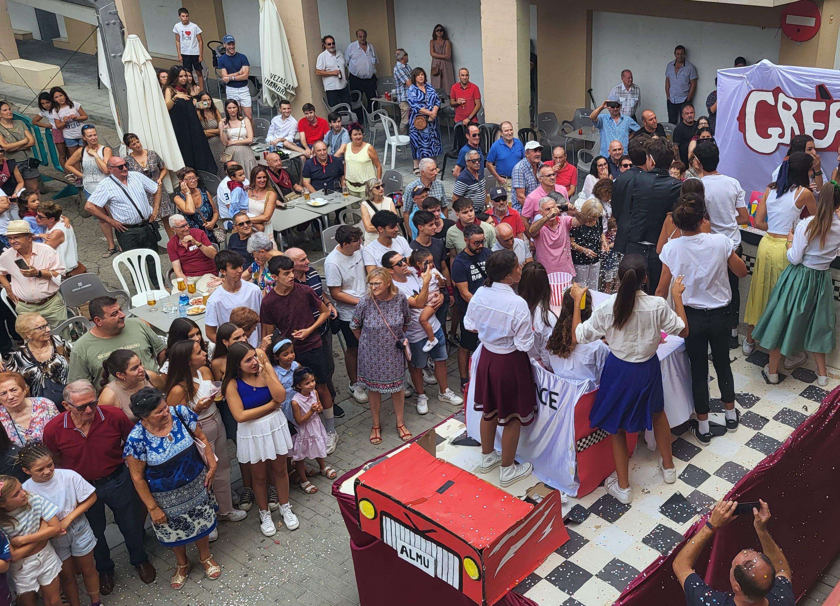 Gran chupinazo anunciador de las fiestas de Almudévar. Foto Myriam Martínez 