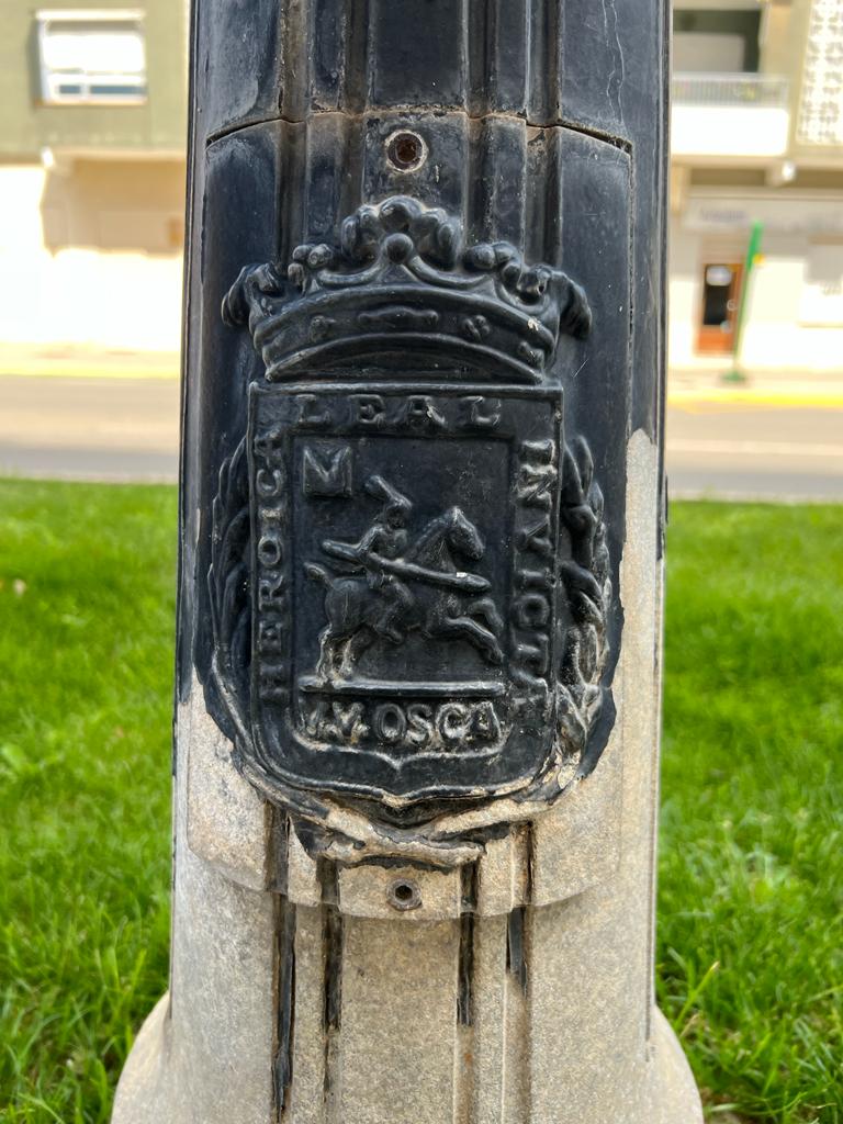 Escudos de Huesca con el lema Heroica, Leal, Invicta Foto Domingo
