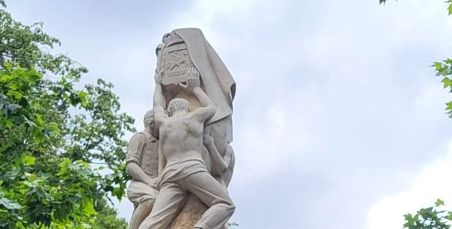 Detalle del escudo en el monumento a los oscenses caídos en la guerra