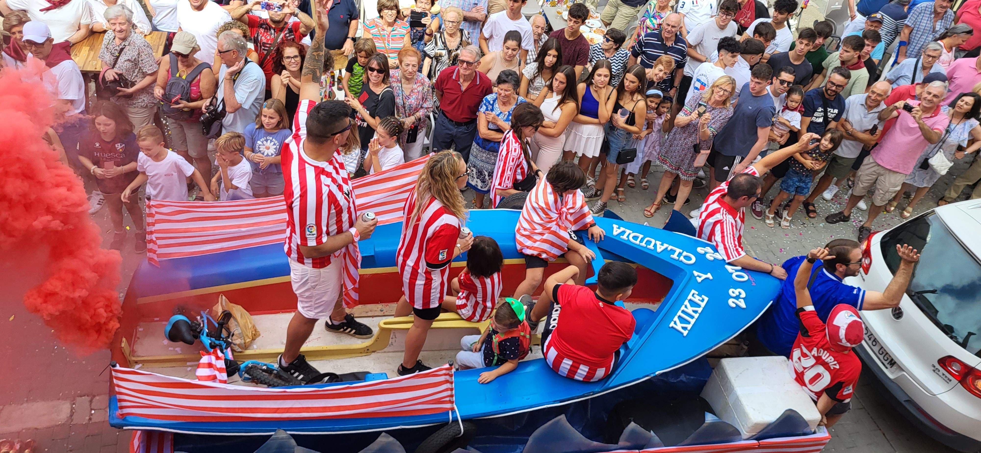 Cabalgata por las calles de Almudévar. Foto: Mercedes Manterola