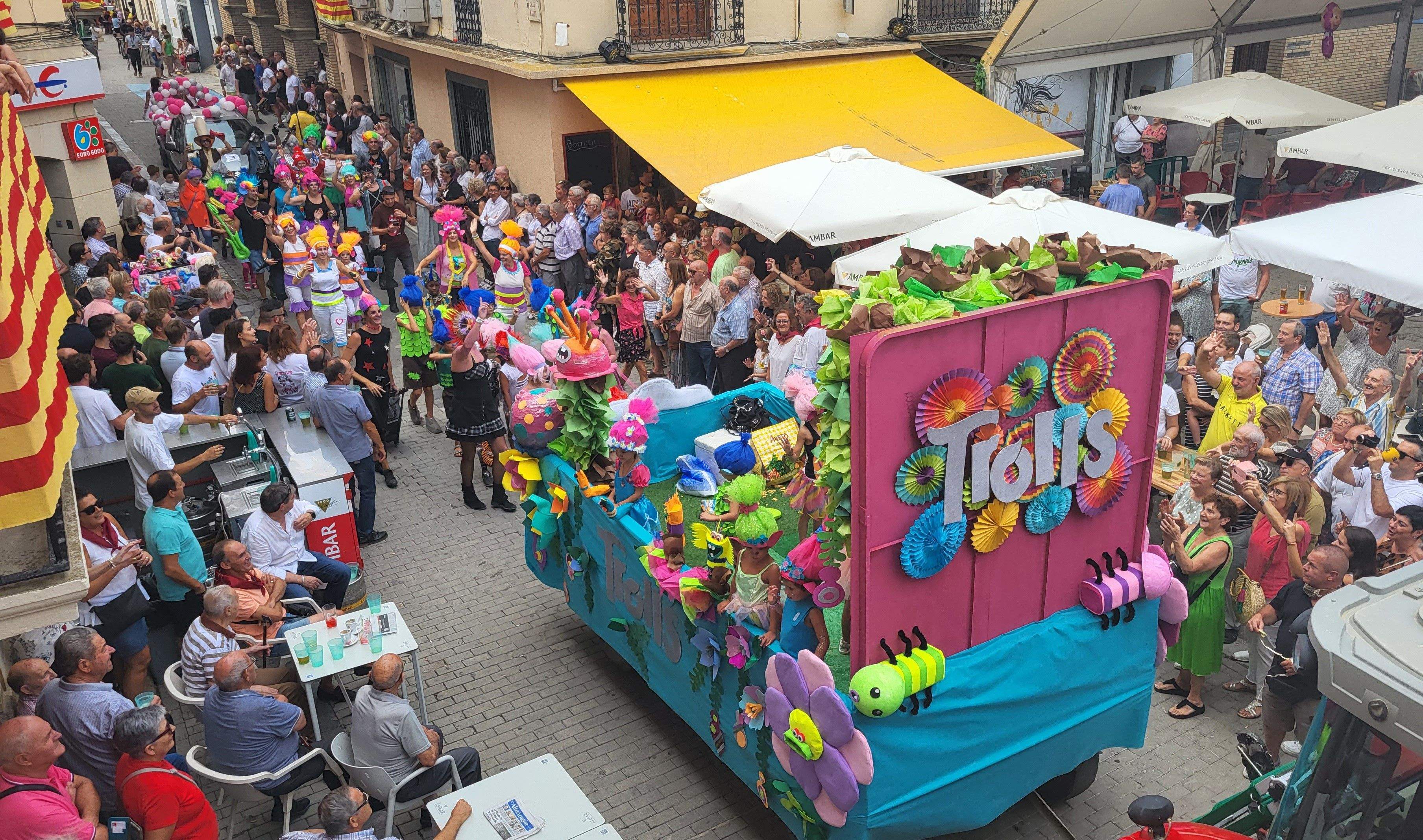 Cabalgata por las calles de Almudévar. Foto Myriam Martínez