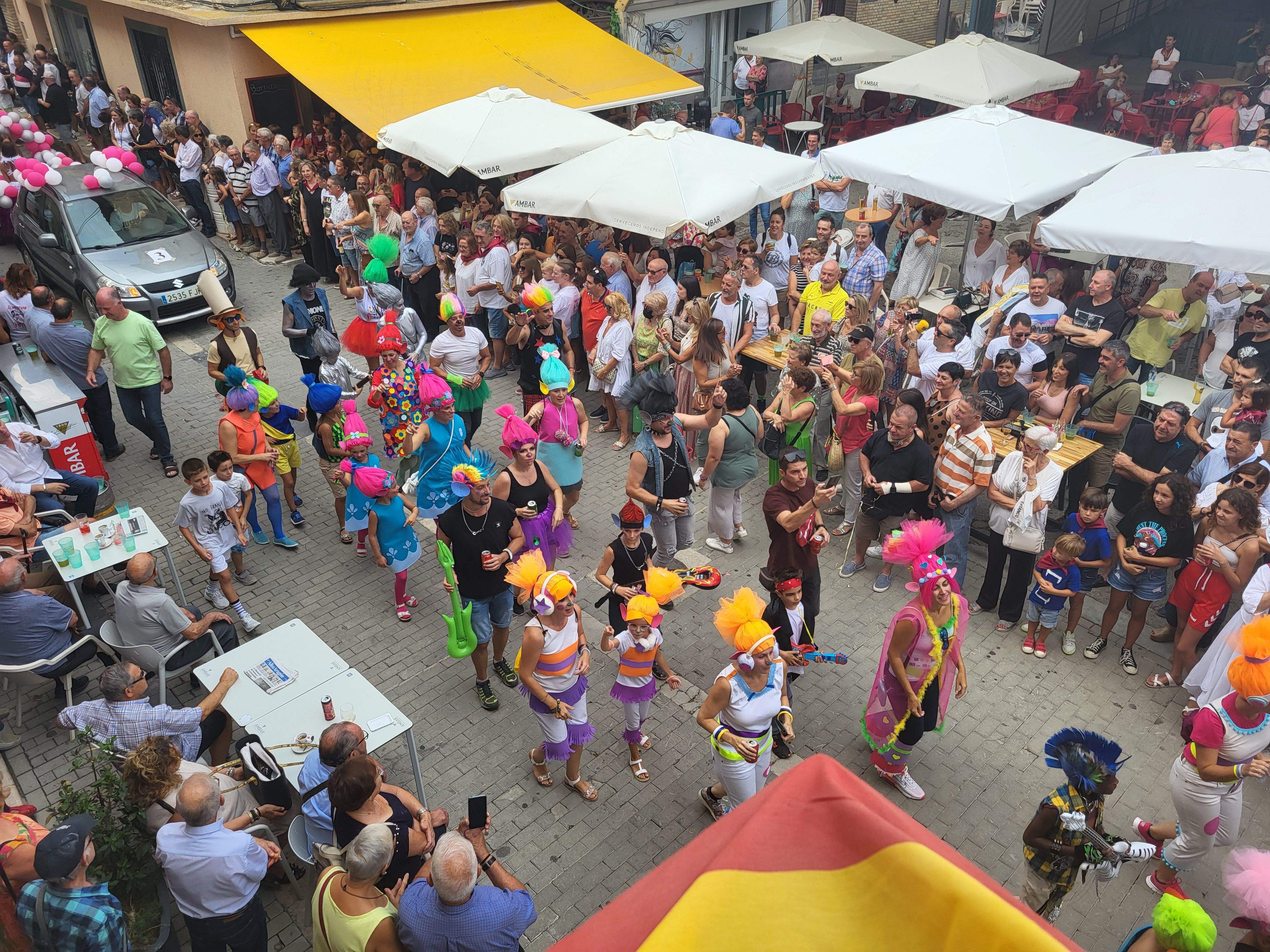 Cabalgata por las calles de Almudévar. Foto Myriam Martínez
