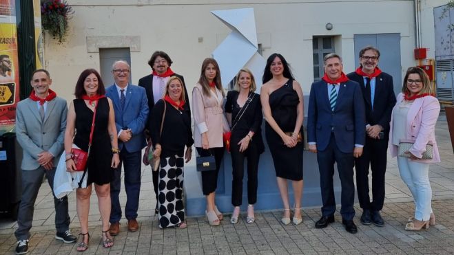 Representantes del Ayuntamiento de Huesca en la réplica del monumento de las Pajaritas en Tarbes Representantes del Ayuntamiento de Huesca en la réplica del monumento de las Pajaritas en Tarbes