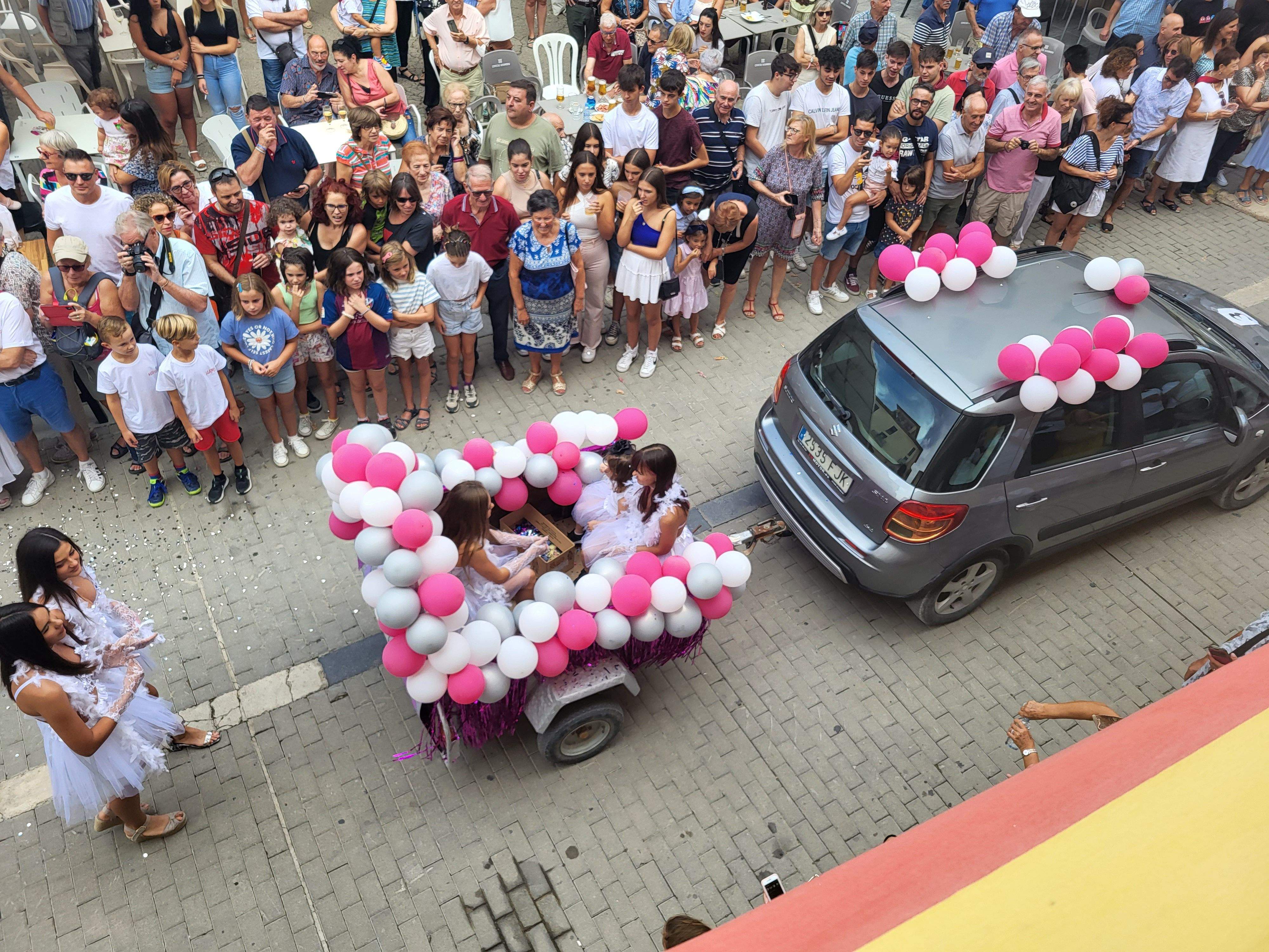 Cabalgata por las calles de Almudévar. Foto Myriam Martínez