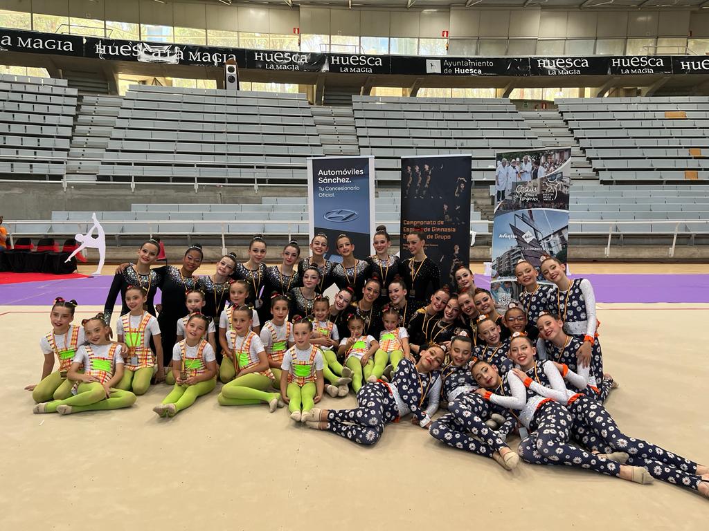 Foto de familia de los cuatro equipos del Club 90 Huesa