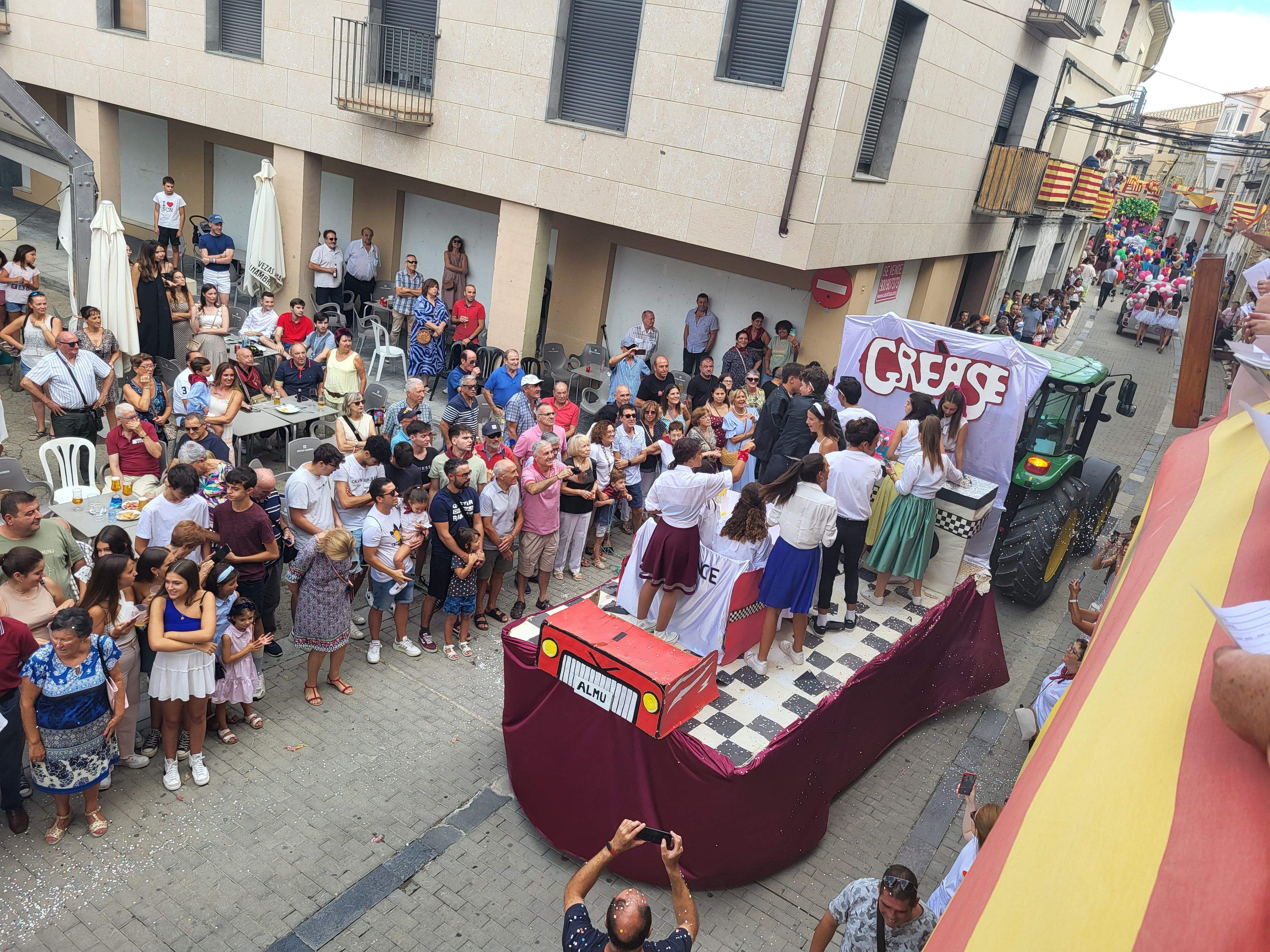 Cabalgata por las calles de Almudévar. Foto Myriam Martínez