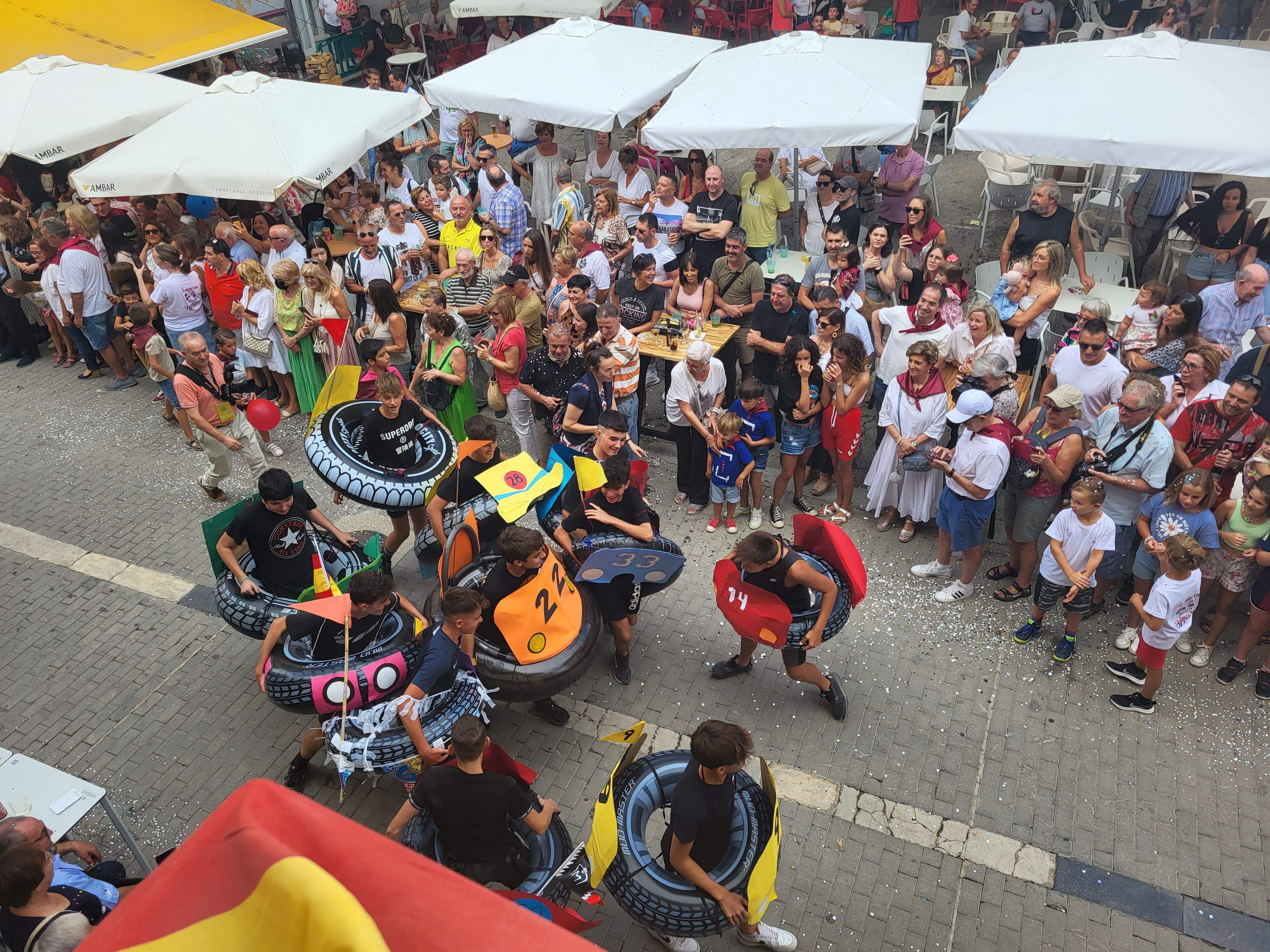 Cabalgata por las calles de Almudévar. Foto Myriam Martínez