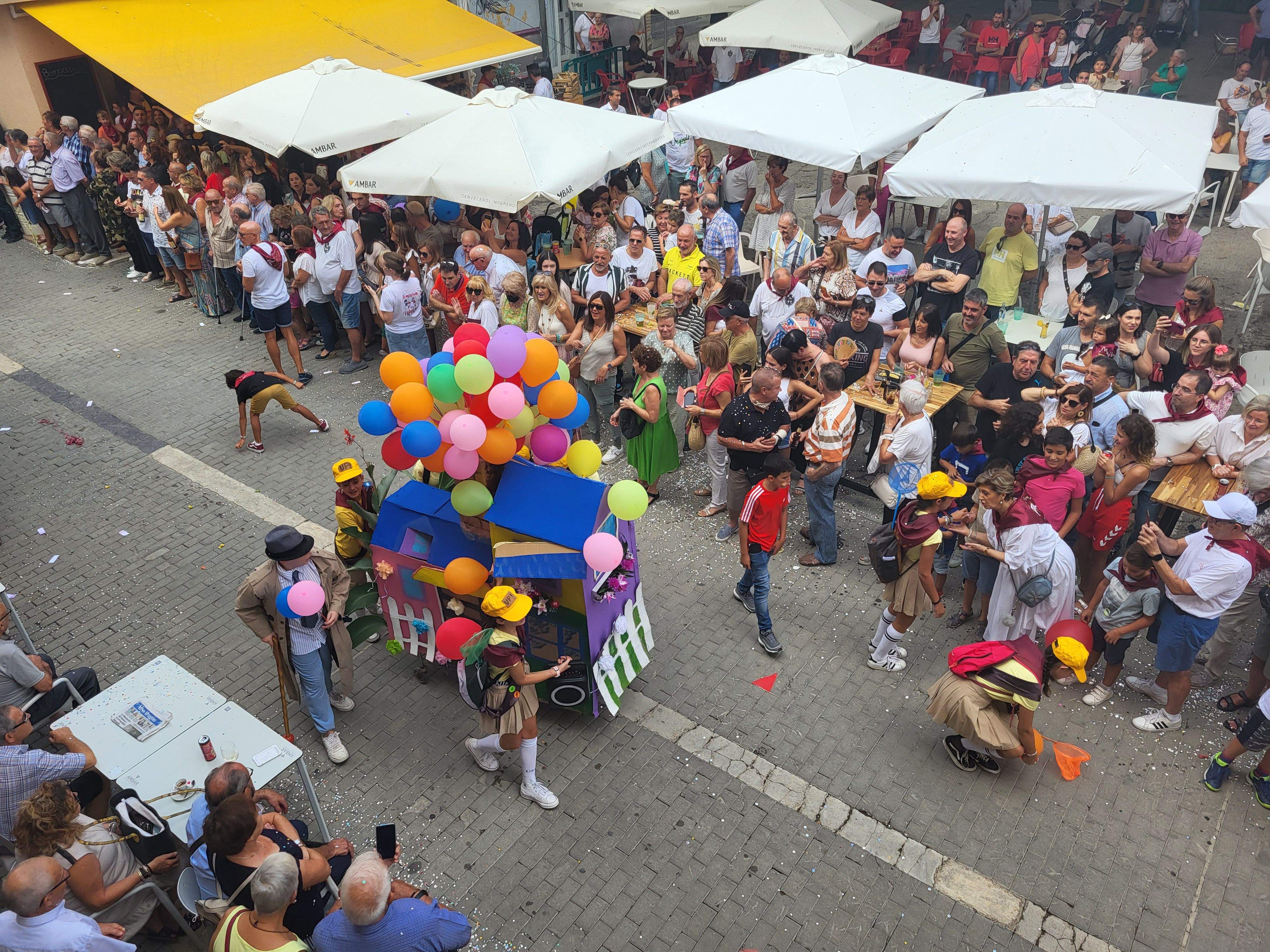 Cabalgata por las calles de Almudévar. Foto Myriam Martínez