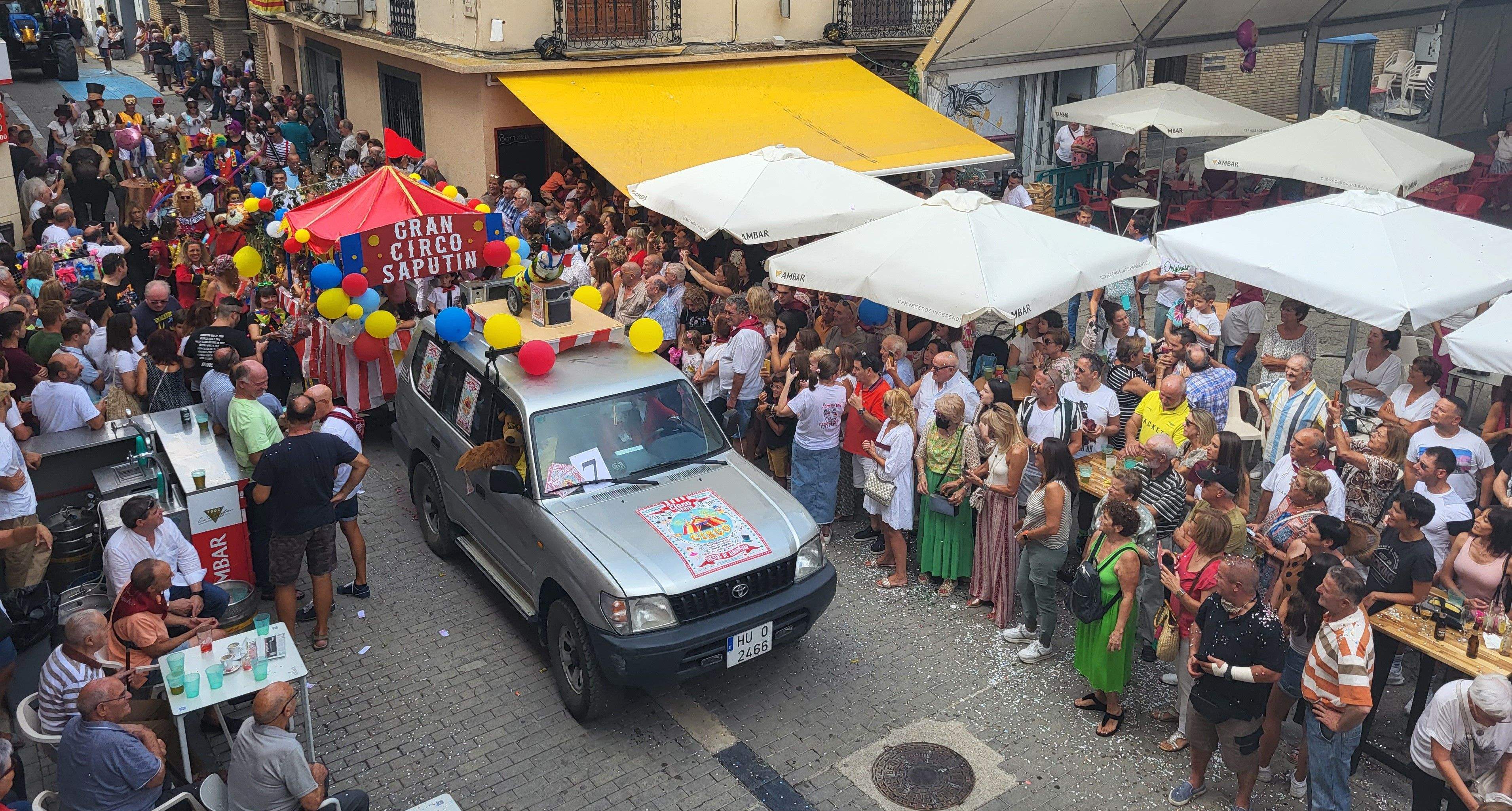 Cabalgata por las calles de Almudévar. Foto Myriam Martínez