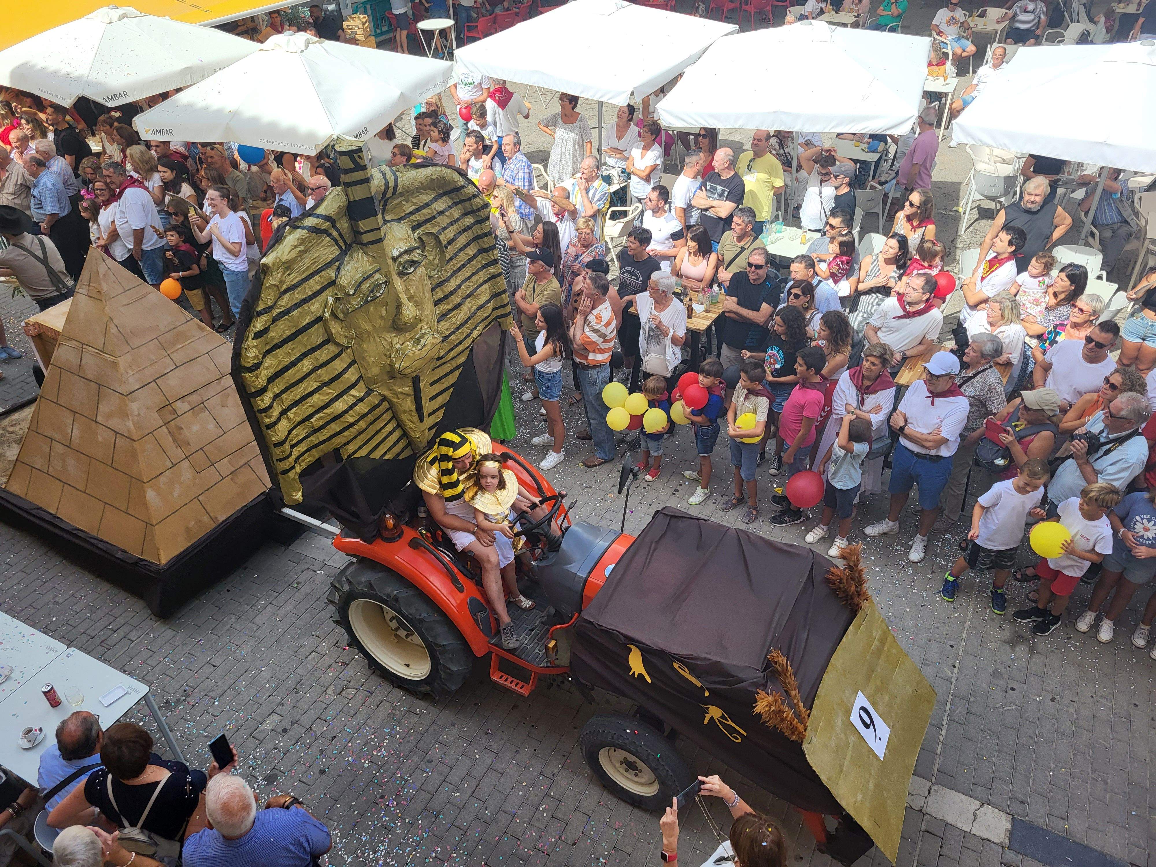 Cabalgata por las calles de Almudévar. Foto Myriam Martínez