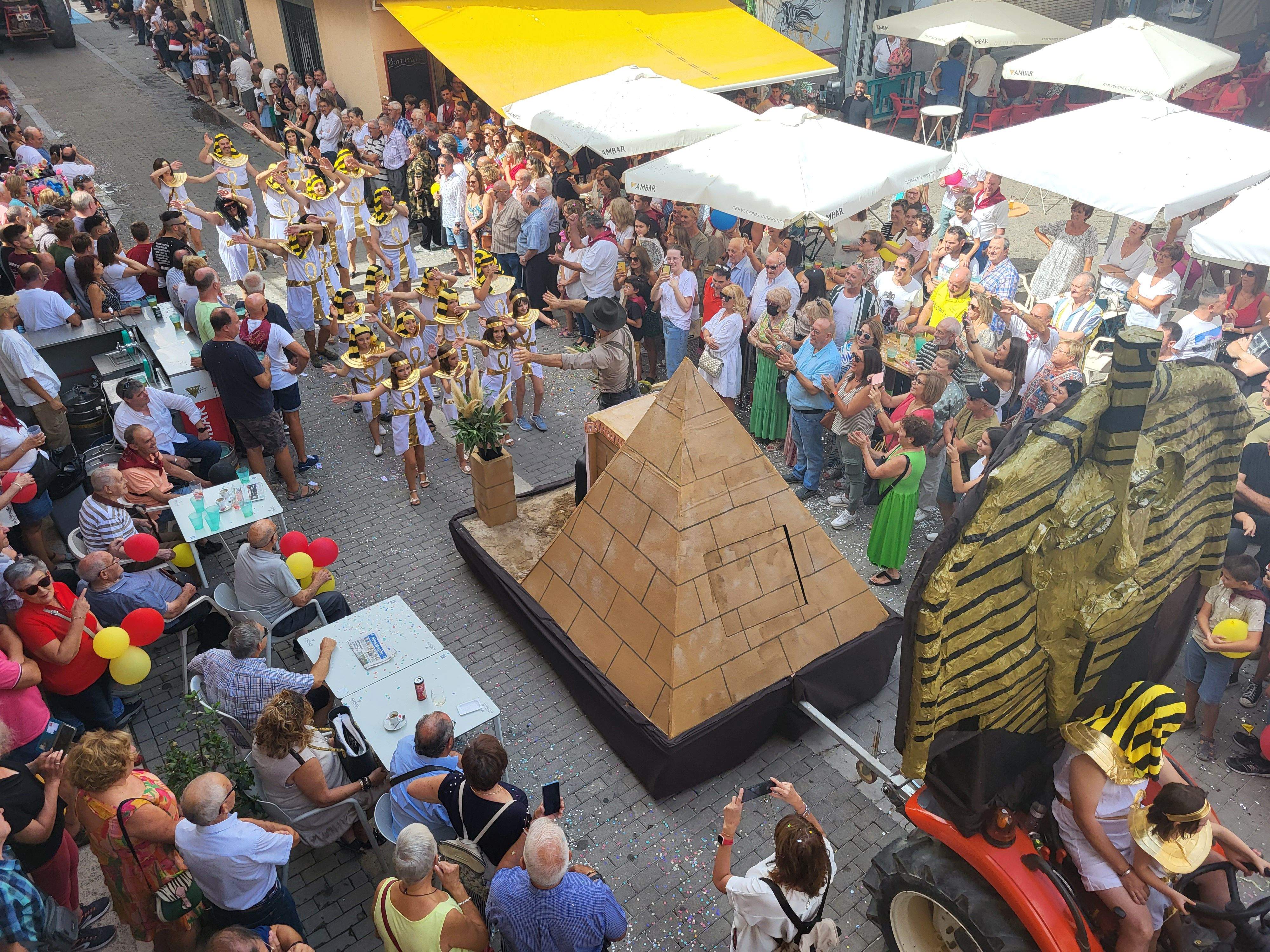 Cabalgata por las calles de Almudévar. Foto Myriam Martínez