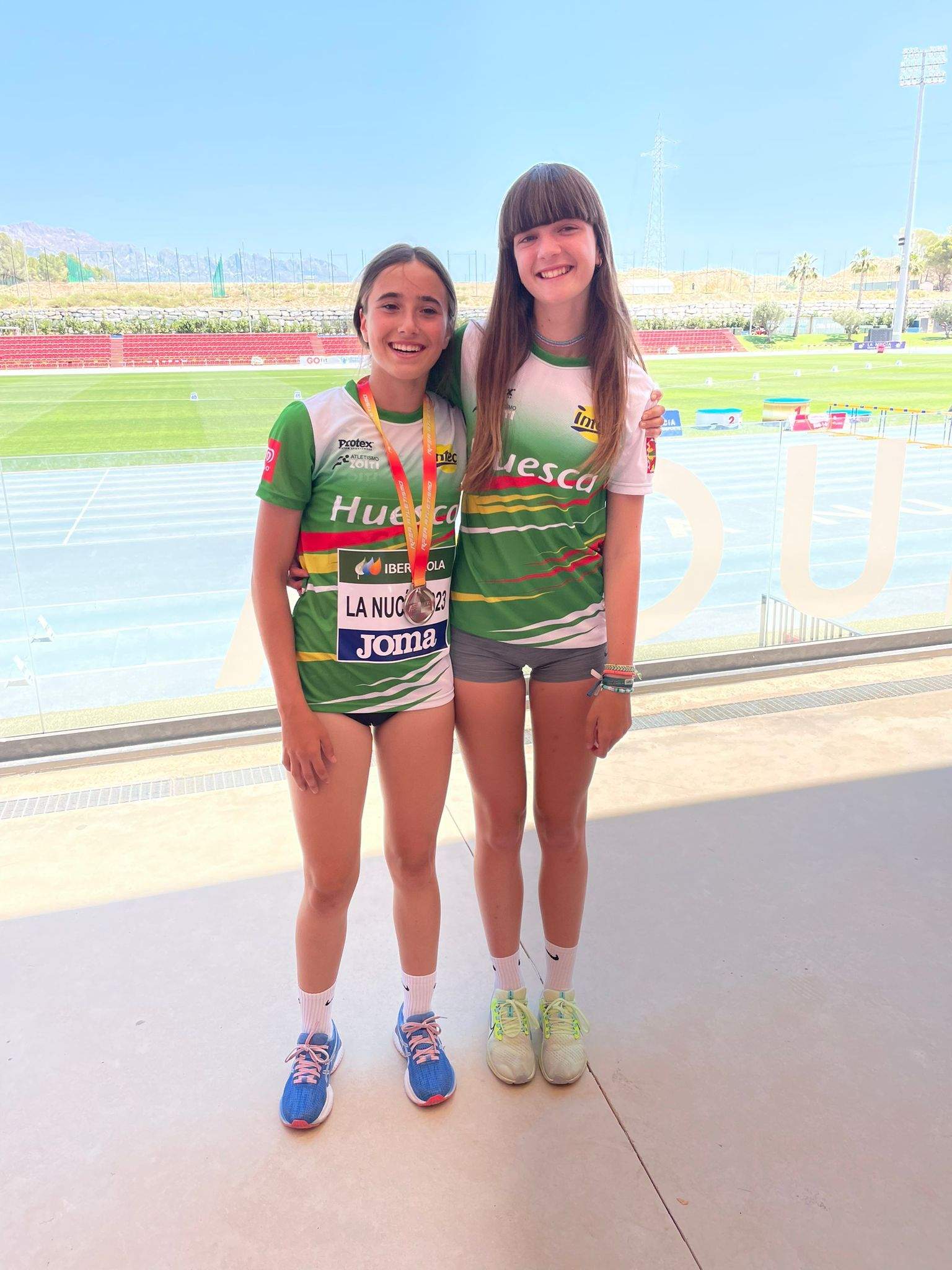Claudia Arce y María Laguarta, dos de las integrantes del equipo.