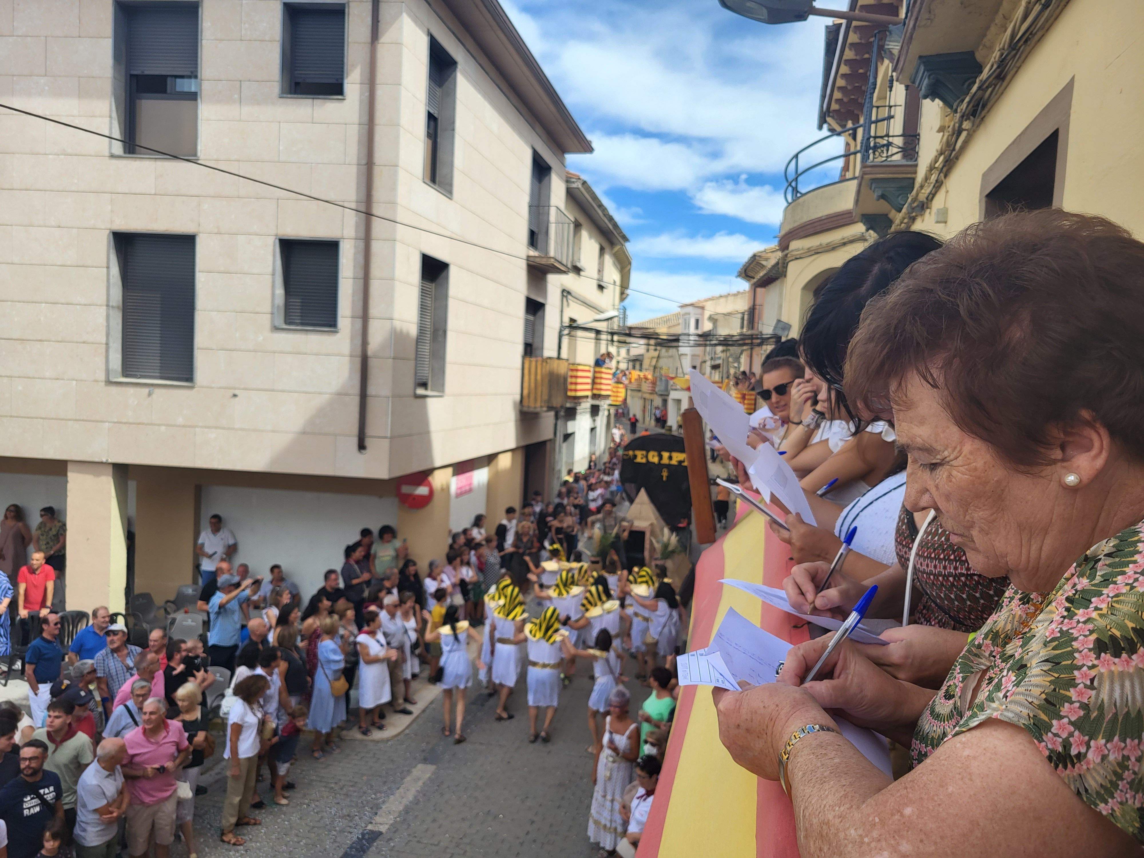 Cabalgata por las calles de Almudévar. Foto Myriam Martínez