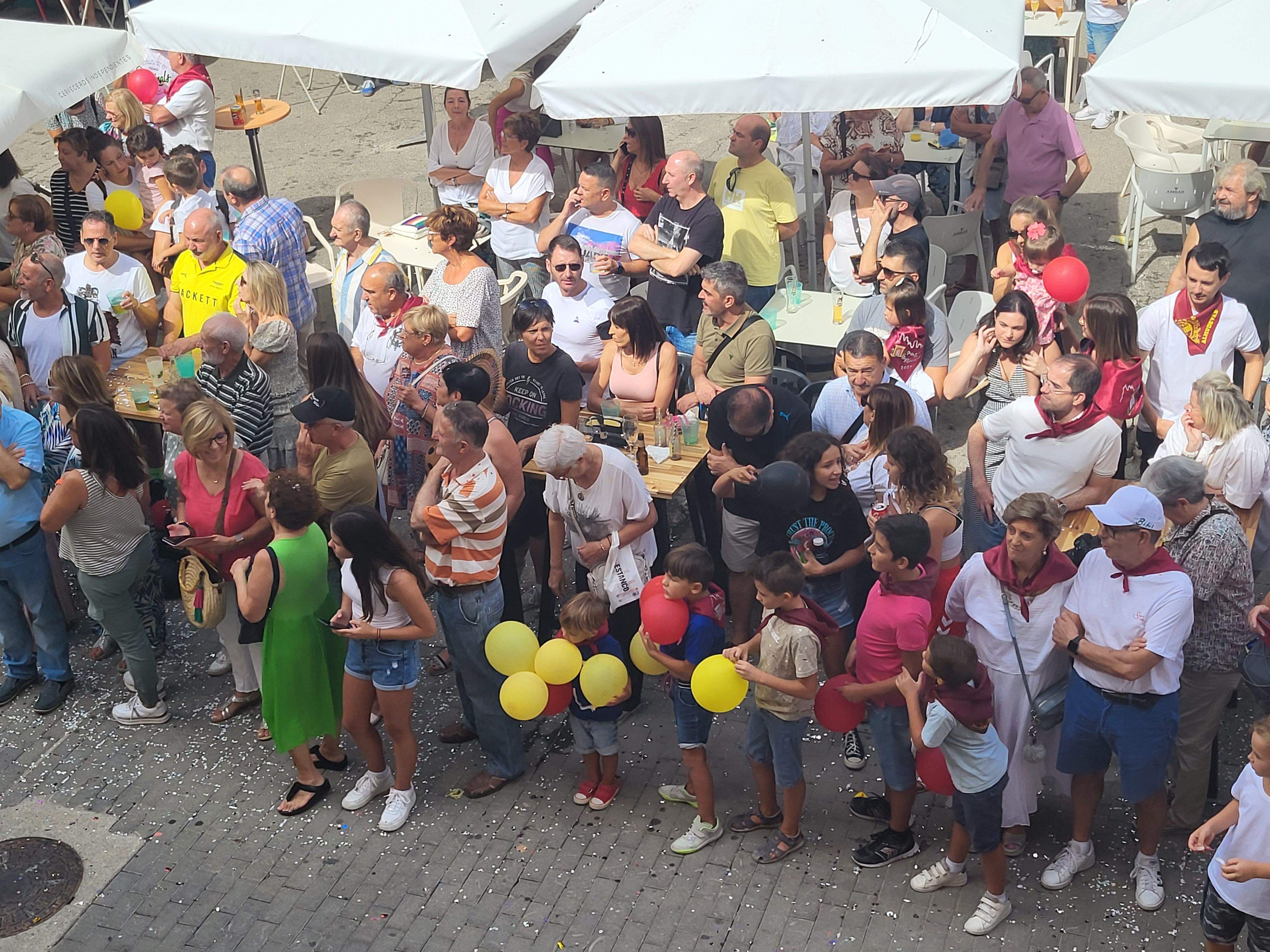Cabalgata por las calles de Almudévar. Foto Myriam Martínez